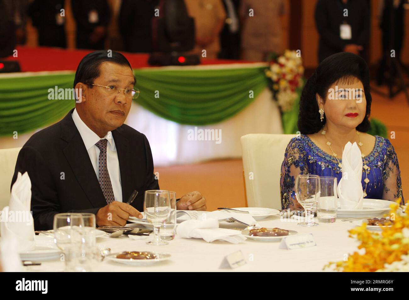 (140718) -- PHNOM PENH, 18 juillet 2014 (Xinhua) -- le Premier ministre cambodgien Hun Sen (à gauche) et son épouse Bun Rany assistent à un dîner Ramadan Iftar à Phnom Penh, Cambodge, le 18 juillet 2014. Vendredi soir, le Premier ministre cambodgien Hun Sen a eu un dîner iftar avec environ 1 200 musulmans cambodgiens. (Xinhua/Sovannara)(zhf) CAMBODGE-PHNOM PENH-RAMADAN-PM-IFTAR DÎNER PUBLICATIONxNOTxINxCHN Banque D'Images