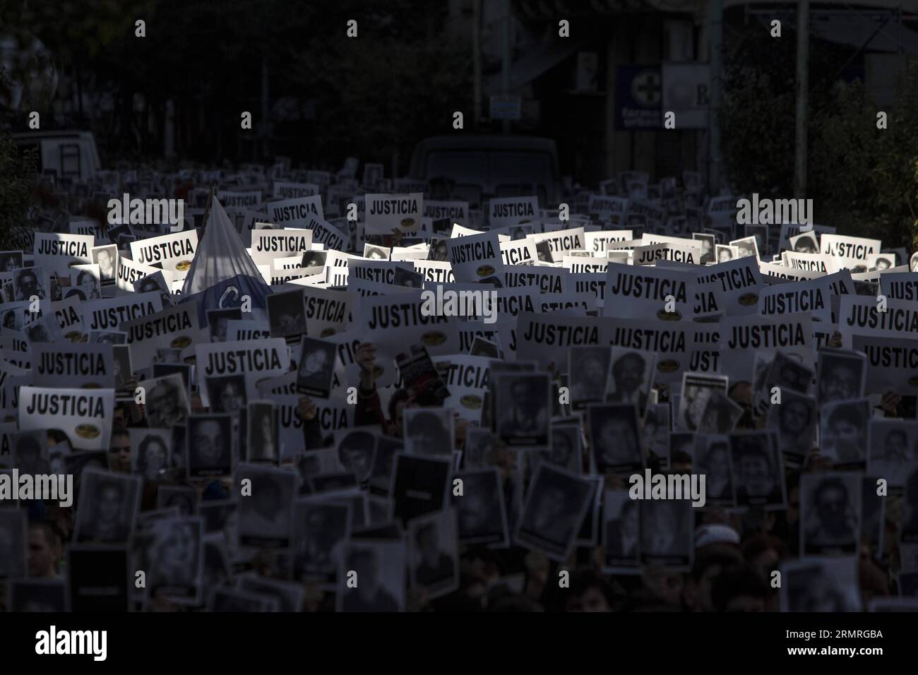 Les habitants brandissent des banderoles et des portraits de victimes lors d’un rassemblement pour commémorer le 20e anniversaire de l’attaque terroriste contre l’Association mutuelle israélite Argentine (AMIA, acronyme en espagnol), à Buenos Aires, capitale de l’Argentine, le 18 juillet 2014. La commémoration a commencé à 9:53 heures du matin, exactement au même moment que l'explosion à l'entrée du bâtiment de l'AMIA s'est produite le 18 juillet 1994, faisant 85 morts et plus de 300 blessés. (Xinhua/Martin Zabala) (vf) (fnc) ARGENTINA-BUENOS AIRES-SOCIETY-ANNIVERSARY PUBLICATIONxNOTxINxCHN Banque D'Images