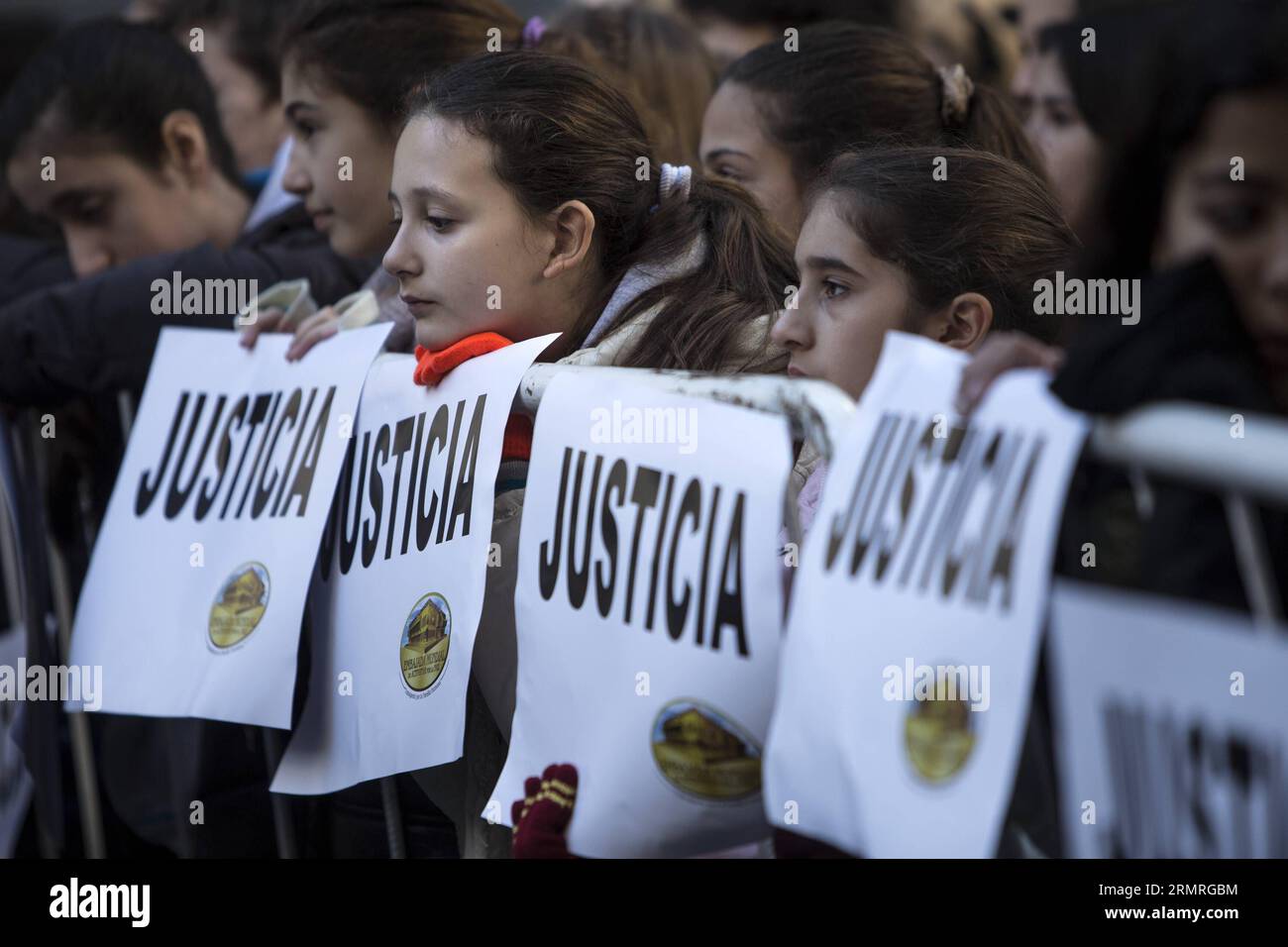 Des résidents brandissent des banderoles lors d’un rassemblement pour commémorer le 20e anniversaire de l’attaque terroriste contre l’Association mutuelle israélite Argentine (AMIA, pour son acronyme en espagnol), à Buenos Aires, capitale de l’Argentine, le 18 juillet 2014. La commémoration a commencé à 9:53 heures du matin, exactement au même moment que l'explosion à l'entrée du bâtiment de l'AMIA s'est produite le 18 juillet 1994, faisant 85 morts et plus de 300 blessés. (Xinhua/Martin Zabala) (vf) (fnc) ARGENTINA-BUENOS AIRES-SOCIETY-ANNIVERSARY PUBLICATIONxNOTxINxCHN les résidents tiennent des bannières lors d'un rassemblement pour commémorer le 20e ANNIVERSAIRE Banque D'Images