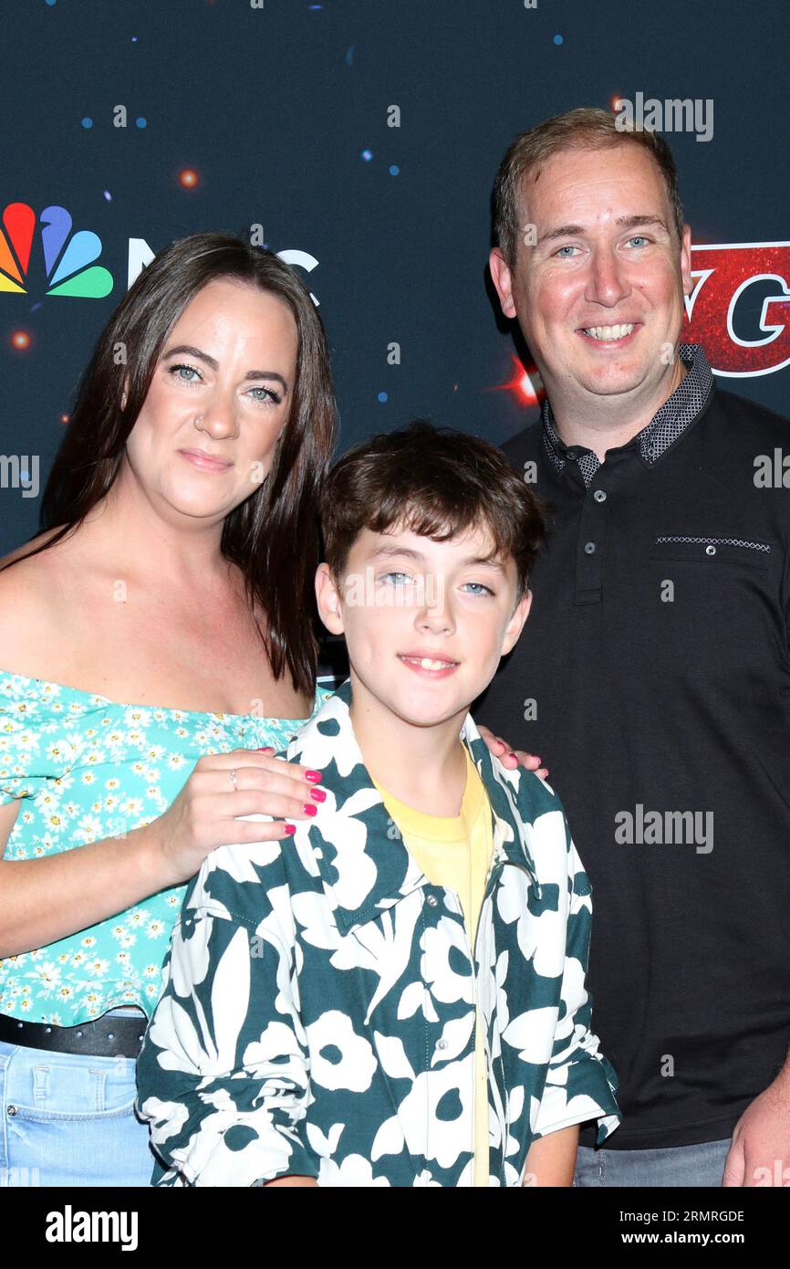 Pasadena, États-Unis. 29 août 2023. LOS ANGELES - AOÛT 29 : Maman Emma, Alfie Andrew, Papa Andrew au America's Got Talent Season 18 Live Show Red Carpet à l'Hôtel Dena le 29 août 2023 à Pasadena, CA (photo de Katrina Jordan/Sipa USA) crédit : SIPA USA/Alamy Live News Banque D'Images