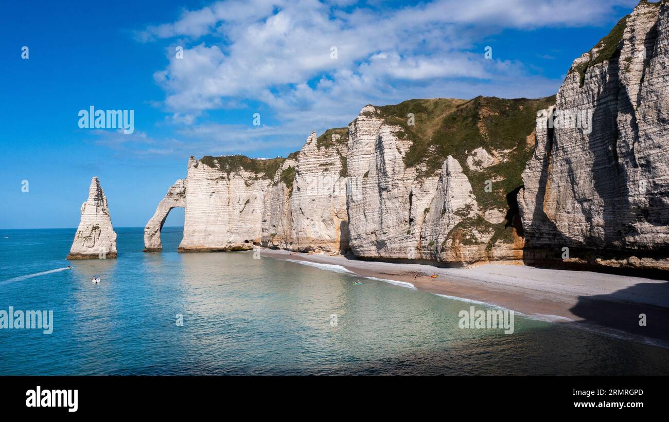 Magnifique paysage balnéaire de falaises sur la côte normande en France, Etretat. Banque D'Images
