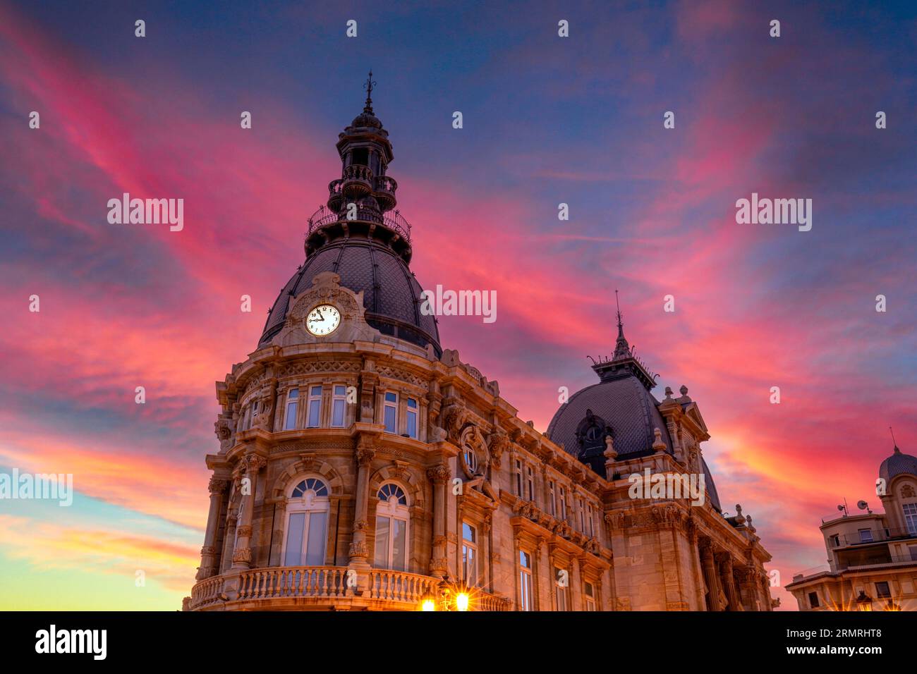 Détail de l'Hôtel de ville de Carthagène, région de Murcie, Espagne, avec un ciel rose magnifique au coucher du soleil Banque D'Images