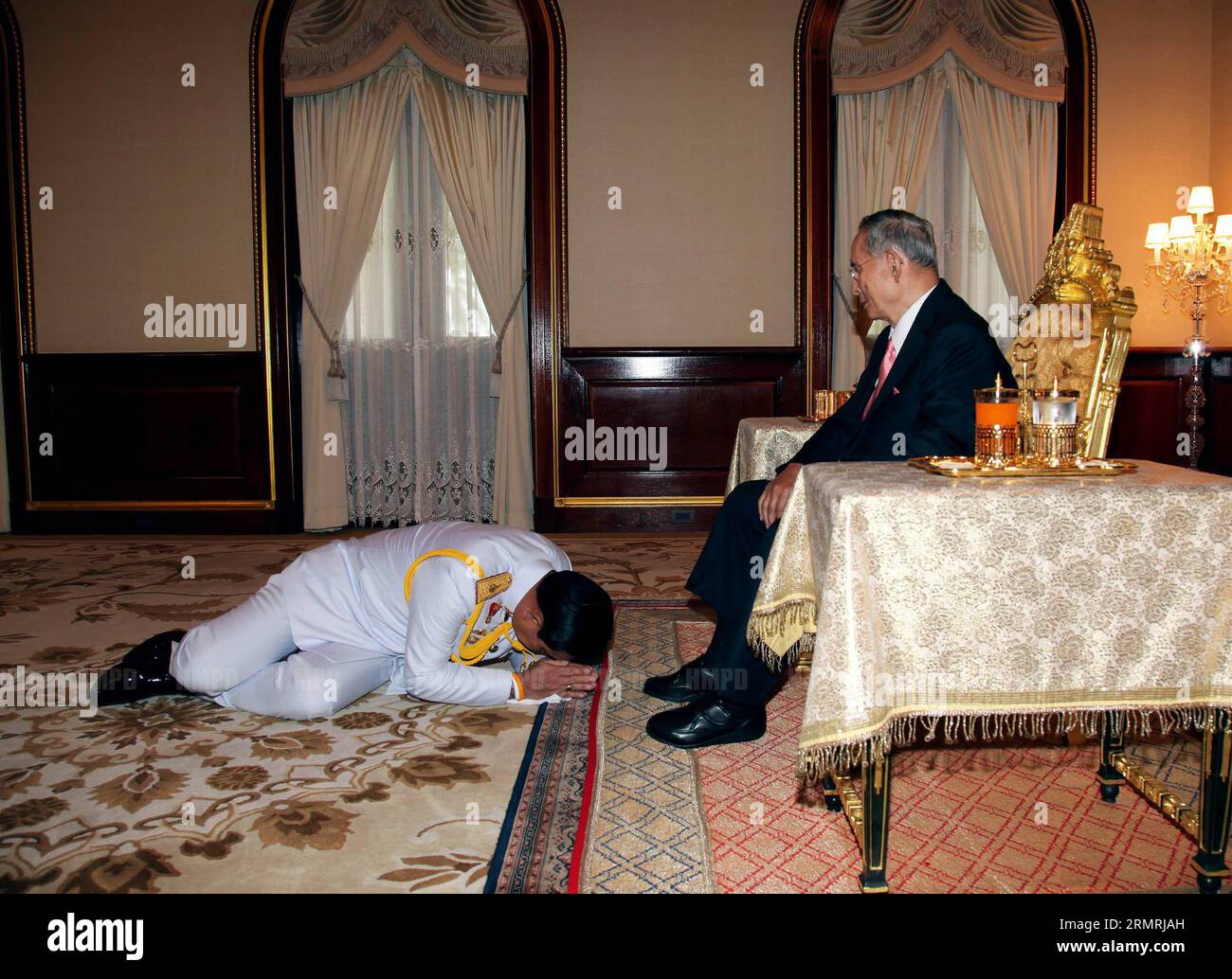 (140722) -- BANGKOK, 22 juillet 2014 (Xinhua) -- Prayuth Chan-ocha (L), chef du Conseil national pour la paix et l'ordre (NCPO), reçoit la constitution provisoire au palais Klai Kangwon dans la province de Prachuab Khiri Khan, Thaïlande, le 22 juillet 2014. Le chef de la junte militaire thaïlandaise Prayuth Chan-ocha a reçu mardi soir la constitution provisoire approuvée par la royauté du roi. (Xinhua/Thai Royal) THAILAND-BANGKOK-INTERIM CHARTER PUBLICATIONxNOTxINxCHN Bangkok juillet 22 2014 XINHUA Prayuth Chan OCHA le Chef du Conseil National pour la paix et l'ordre reçoit la Constitution provisoire À Kangw Banque D'Images