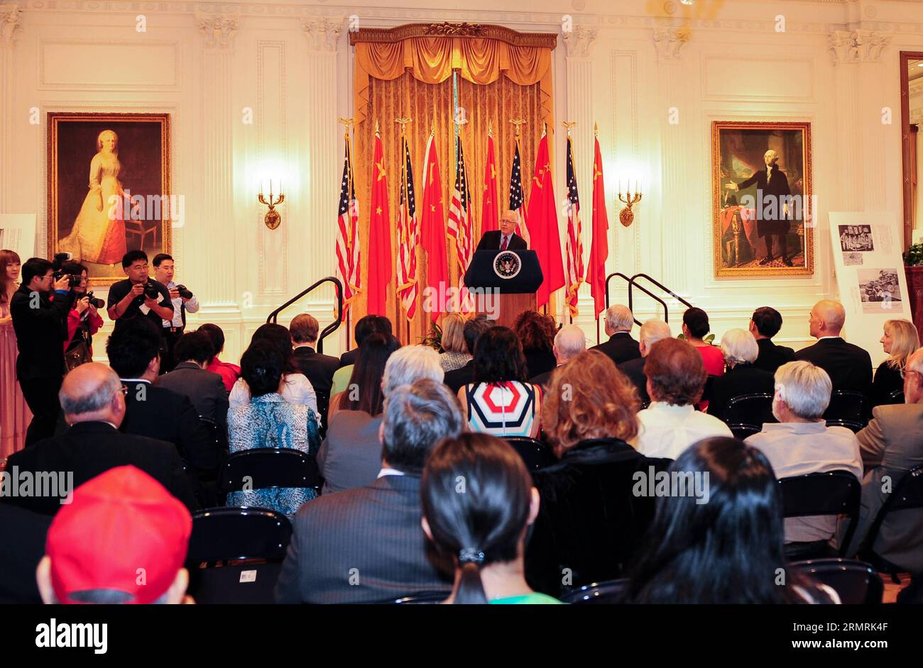 (140724) -- LOS ANGELES, (Xinhua) -- Sandy Quinn, ancien président de la Fondation Nixon, prend la parole lors de la cérémonie d'ouverture de l'exposition photo Salut to Friendship - Images narrate China-U.S. Collaboration pendant la Seconde Guerre mondiale à la bibliothèque Nixon à Yorba Linda City de Californie, États-Unis, 23 juillet 2014. Les photos ont été prises par des soldats du US Army signal corps en Chine pendant la Seconde Guerre mondiale. (Xinhua/Zhang Chaoqun) EXPOSITION PHOTO États-Unis-CHINE-Seconde Guerre mondiale PUBLICATIONxNOTxINxCHN Los Angeles XINHUA l'ancien président de la Fondation Nixon Sandy Quinn prend la parole lors de la cérémonie d'ouverture de T. Banque D'Images