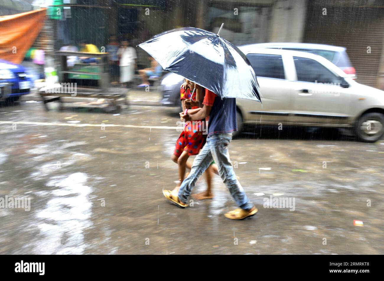 (140725) -- CALCUTTA, 25 juillet 2014 (Xinhua) -- des enfants indiens marchent sous de fortes pluies à Calcutta, capitale de l'État indien oriental du Bengale occidental, le 24 juillet 2014. (Xinhua/Tumpa Mondal) INDIA-CALCUTTA-RAIN PUBLICATIONxNOTxINxCHN Calcutta juillet 25 2014 des enfants indiens XINHUA marchent dans une pluie intense à Calcutta capitale de l'État indien oriental Bengale OCCIDENTAL juillet 24 2014 XINHUA Tumpa Mondal Inde Calcutta pluie PUBLICATIONxNOTxINxCHN Banque D'Images