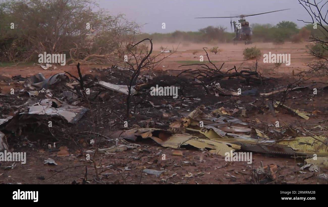 (140725) -- PARIS, 25 juillet 2014 (Xinhua) -- une photo publiée le 25 juillet 2014 par le ministère français de la Défense montre une scène du site de l'accident dans le nord du Mali. Le président français François Hollande et son homologue malien Ibrahim Boubacar Keita se sont engagés vendredi à cimenter la coopération pour identifier la cause de l'accident mortel de l'avion d'Air Algerie dans l'est du Mali qui a tué les 118 passagers à bord. (Xinhua/Ministère français de la Défense) MALI-AIR ALGERIE-CRASH PUBLICATIONxNOTxINxCHN Paris juillet 25 2014 XINHUA photo publiée le 25 2014 juillet par le Ministère français de la Défense montre une scène du site de l'accident à N. Banque D'Images
