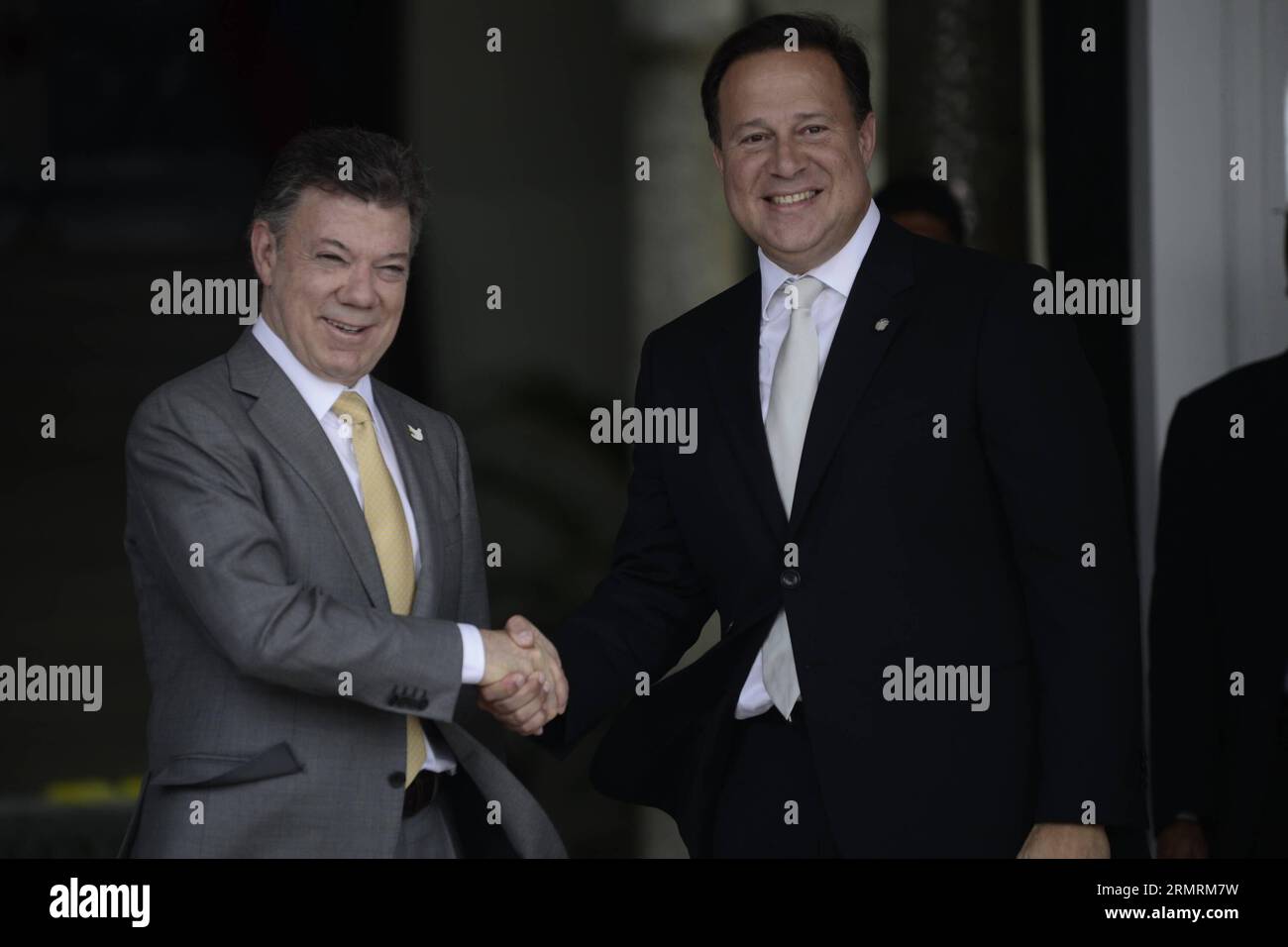 Le président du Panama Juan Carlos Varela (à droite) serre la main du président colombien Juan Manuel Santos à son arrivée au Palais présidentiel de Panama City, capitale du Panama, le 25 juillet 2014. Le président colombien Juan Manuel Santos est au Panama pour une visite officielle d'une journée, où il rencontrera des secteurs d'affaires des deux pays pour discuter de questions d'intérêt mutuel, selon la presse locale. (Xinhua/Mauricio Valenzuela) (vf) (fnc) PANAMA-PANAMA CITY-COLOMBIA-POLITICS-VISIT PUBLICATIONxNOTxINxCHN le président du Panama S Juan Carlos Varela serre la main du président colombien Juan Manuel Santos Banque D'Images