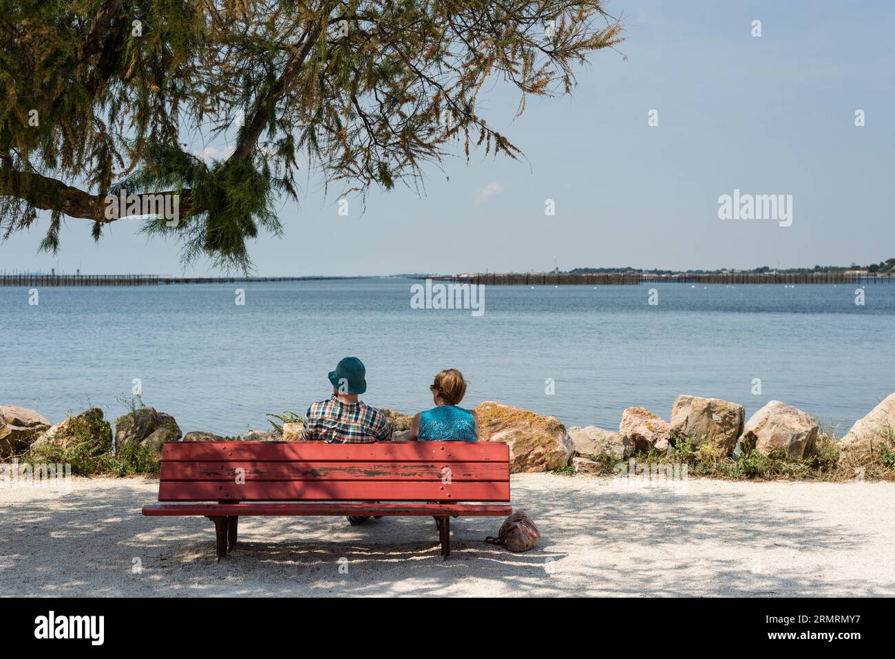 Couple d'âge moyen jouissant d'une vue sur l'étang de Thau, Bouzigues, Hérault, Occitanie, France Banque D'Images