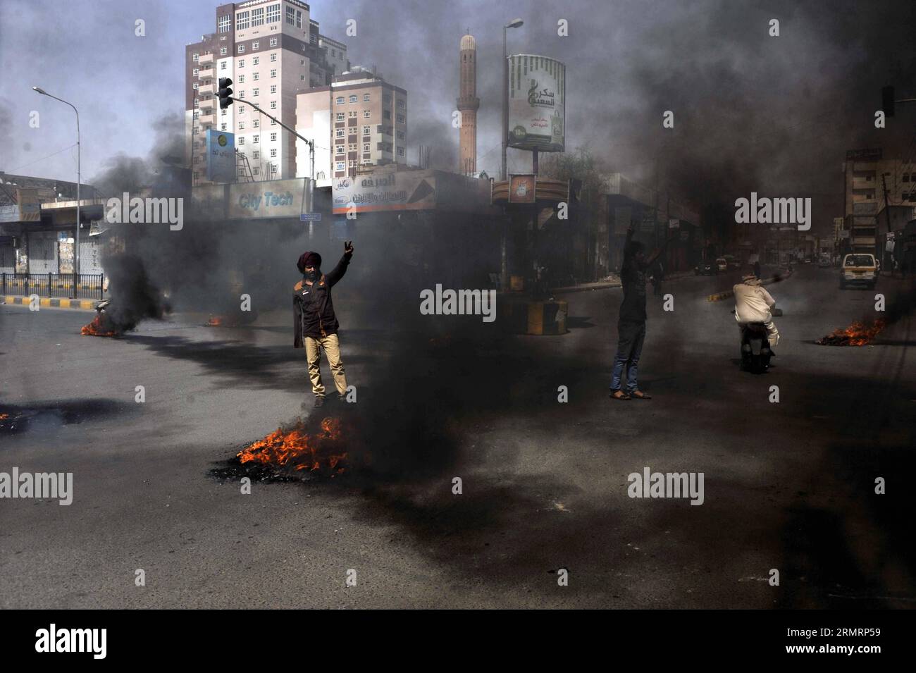 (140730) -- SANAA, 30 juillet 2014 -- les Yéménites brûlent des pneus pour protester contre la décision du gouvernement d'augmenter considérablement le prix du carburant à Sanaa, Yémen, le 30 juillet 2014. Le gouvernement yéménite a augmenté le prix de l'essence de 125 riyals yéménites (0,58 dollar américain) à 200 riyals le litre et de 100 riyals à 195 riyals mercredi, ce qui a déclenché des manifestations de masse dans la capitale Sanaa. Des manifestants en colère ont brûlé des pneus et coupé de nombreuses routes à Sanaa. Le gouvernement a déployé plus de soldats pour maintenir la sécurité dans la capitale. ) (DZL) YÉMEN-SANAA-PRIX DE L'ESSENCE-PROTESTATION MOHAMMEDXMOHAMMED P. Banque D'Images