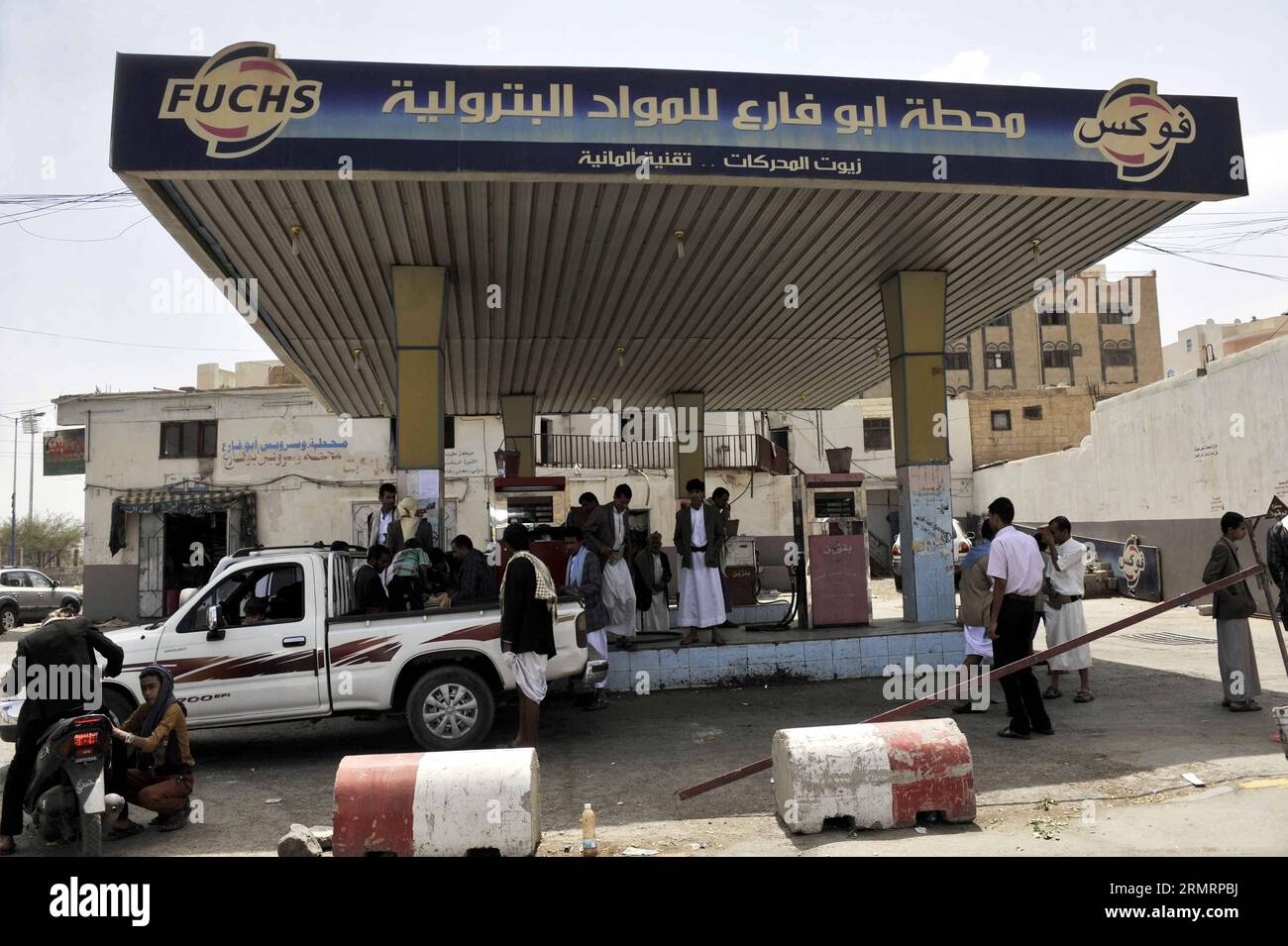 (140730) -- SANAA, 30 juillet 2014 -- les Yéménites remplissent leurs voitures d'essence dans une station-service de Sanaa, Yémen, le 30 juillet 2014. Le gouvernement yéménite a augmenté le prix de l'essence de 125 riyals yéménites (0,58 dollar américain) à 200 riyals le litre et de 100 riyals à 195 riyals mercredi, ce qui a déclenché des manifestations de masse dans la capitale Sanaa. Des manifestants en colère ont brûlé des pneus et coupé de nombreuses routes à Sanaa. Le gouvernement a déployé plus de soldats pour maintenir la sécurité dans la capitale. ) (Dzl) YÉMEN-SANAA-PRIX DE L'ESSENCE-PROTESTATION MohammedxMohammed PUBLICATIONxNOTxINxCHN Sanaa juillet 30 2014 Yemenis FI Banque D'Images