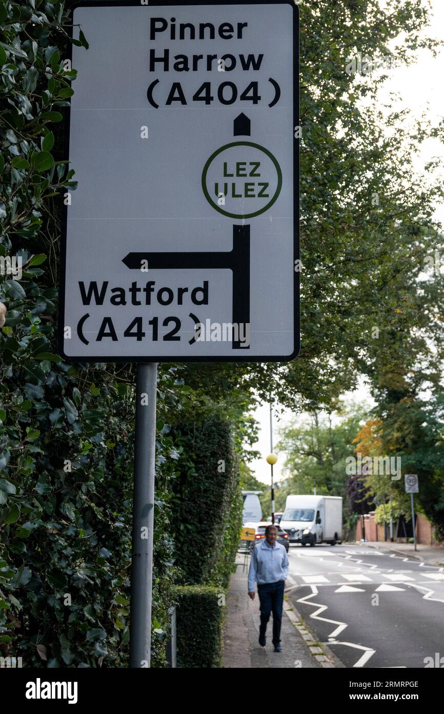 Londres, Royaume-Uni. 30 août 2023. Signalisation pour la zone à ultra-faible émission (ULEZ) à Northwood, au nord-ouest de Londres, après que la zone a été élargie pour inclure les arrondissements de Londres le 29 août pour couvrir tout le Grand Londres. Les détracteurs du programme soutiennent que le coût de la taxe journalière de 12,50 £ qui affecte un grand nombre de véhicules non conformes dans la banlieue de Londres aura un impact sur les emplois et les subventions offertes pour aider à remplacer ces véhicules ne sont pas suffisantes, d'autant plus que la crise du coût de la vie se poursuit. Crédit : Stephen Chung / Alamy Live News Banque D'Images