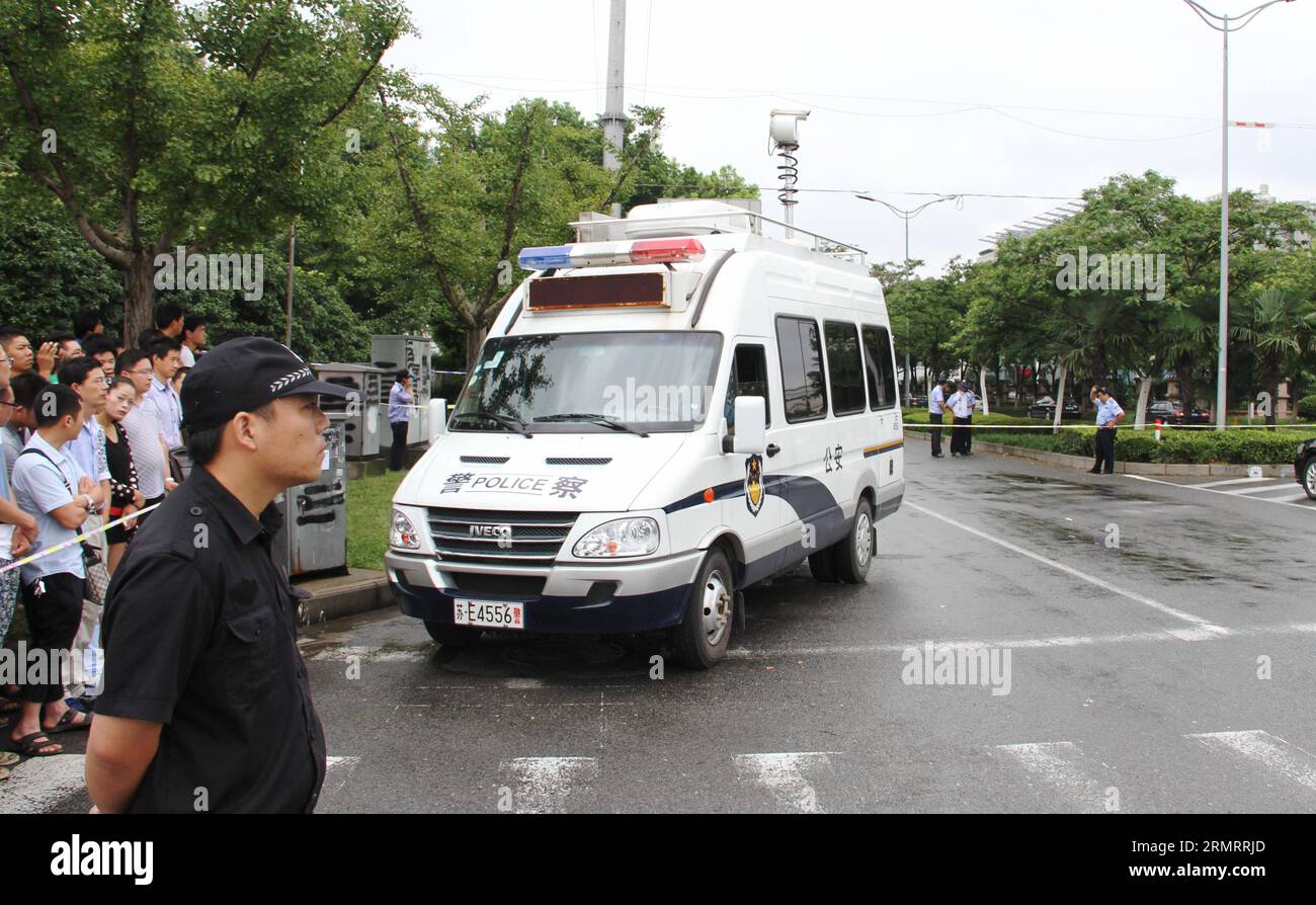 Les policiers gardent devant l'usine où une puissante explosion s'est produite à Kunshan, dans la province du Jiangsu de l'est de la Chine, le 2 août 2014. Une puissante explosion d'usine a tué 65 personnes et blessé plus de 120 autres dans la ville de Kunshan samedi matin. L'explosion s'est produite vers 7:37 heures du matin à l'intérieur d'un atelier de polissage de moyeu de roue appartenant à Kunshan Zhongrong Metal Products Co., Ltd. Une première sonde a indiqué que l'explosion pourrait être causée par des poussières à l'intérieur de l'atelier, ont déclaré les responsables.) (lfj) CHINA-JIANGSU-KUNSHAN-FACTORY BLAST (CN) ZhuxGuigen PUBLICATIONxNOTxINxCHN policiers Garde à l'extérieur de l'usine Wh Banque D'Images