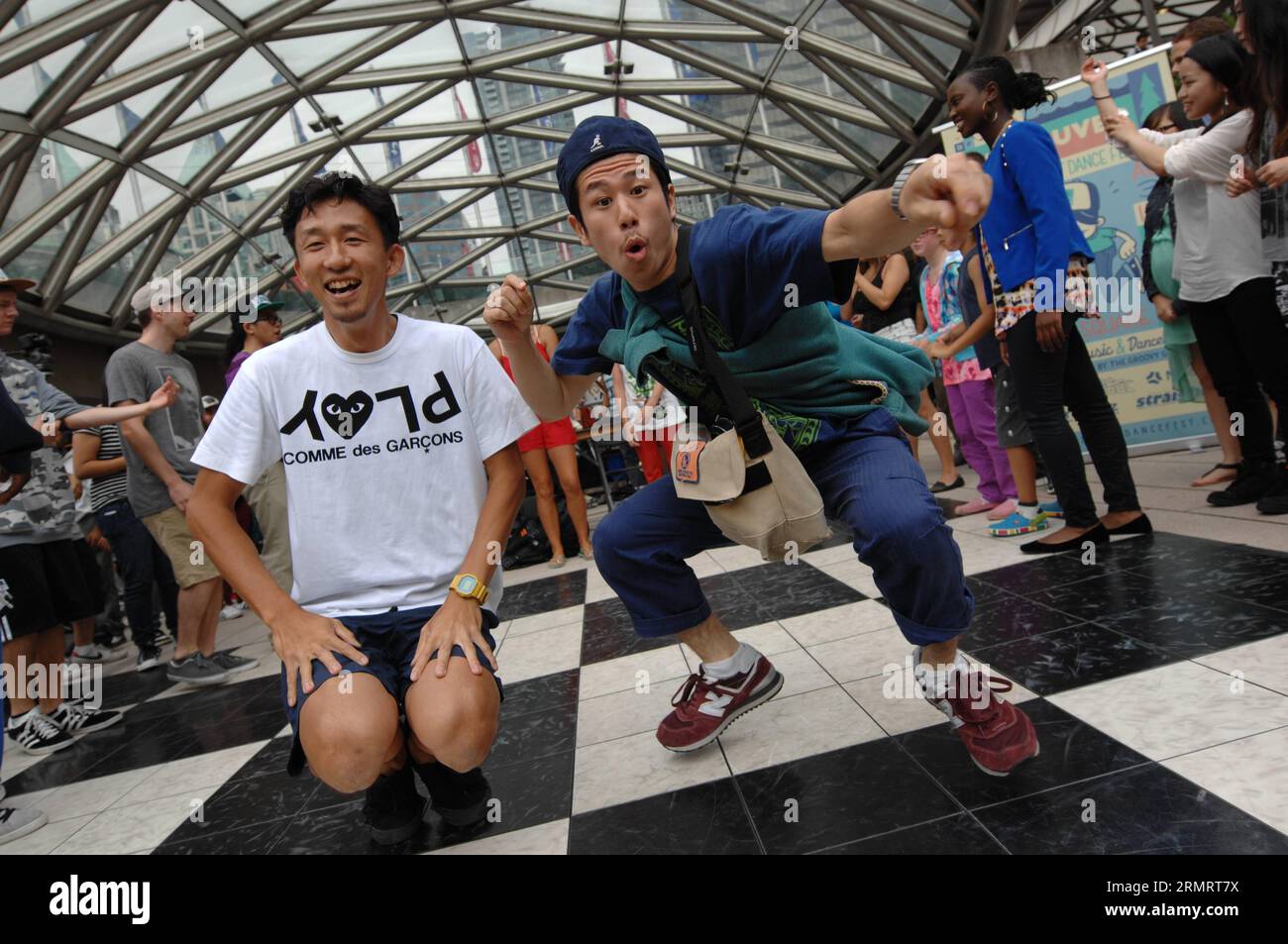 Les danseurs participent au Vancouver Street Dance Festival 2014 au Robson Square à Vancouver, Canada, le 2 août 2014. Le festival est un événement public gratuit avec des batailles de danse freestyle en direct, des DJ de musique et des divertissements. )(zhf) CANADA-VANCOUVER-STREET DANCE SergeixBachlakov PUBLICATIONxNOTxINxCHN les danseurs concourent au Vancouver Street Dance Festival 2014 AU Robson Square à Vancouver Canada LE 2 2014 août le Festival EST un événement public gratuit mettant en vedette Live Freestyle Dance Battles Music DJ S et Entertainment Canada Vancouver Street Dance PUBLICATIONxNOTxINxCHN Banque D'Images