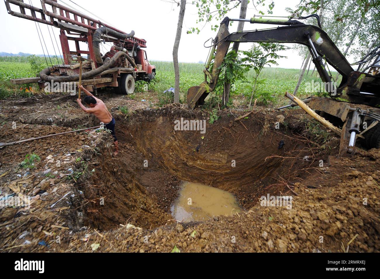 (140806) -- XIANGYANG, 5 août 2014 -- Un villageois se prépare à creuser un puits dans le village de Qingliang de la ville de Taiping, ville de Zaoyang, province du Hubei, 5 août 2014. Les parties nord et centrale de la province du Hubei ont souffert d'une sécheresse persistante, car la température élevée a maintenu dans la plupart des régions du Hubei.) (Whw) CHINA-HUBEI-DERSCHRY (CN) HaoxTongqian PUBLICATIONxNOTxINxCHN Xiang Yang août 5 2014 un village se prépare à creuser un puits À Qingliang Village de Taiping ville de Zaoyang ville province de Hubei août 5 2014 les parties nord et centrale de la province de Hubei ont subi une sécheresse persistante comme haute température su Banque D'Images