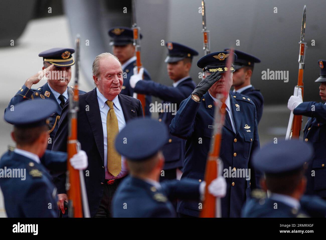 (140805) -- BOGOTA, 5 août 2014 -- l'ancien roi d'Espagne Juan Carlos I inspecte la garde d'honneur lors d'une cérémonie de bienvenue à la base militaire de Catam, à Bogota, capitale de la Colombie, le 5 août 2014. Juan Carlos I est arrivé jeudi à Bogota pour assister à la cérémonie d'investiture du président colombien Juan Manuel Santos. Jhon Paz) (da) (sp) COLOMBIA-BOGOTA-SPAIN-POLITICS-VISIT e Jhonpaz PUBLICATIONxNOTxINxCHN Bogota août 5 2014 Espagne S ancien roi Juan Carlos J'inspecte la Garde D'HONNEUR lors d'une cérémonie de bienvenue À la base militaire de Bogota capitale de la Colombie LE 5 2014 août Jua Banque D'Images