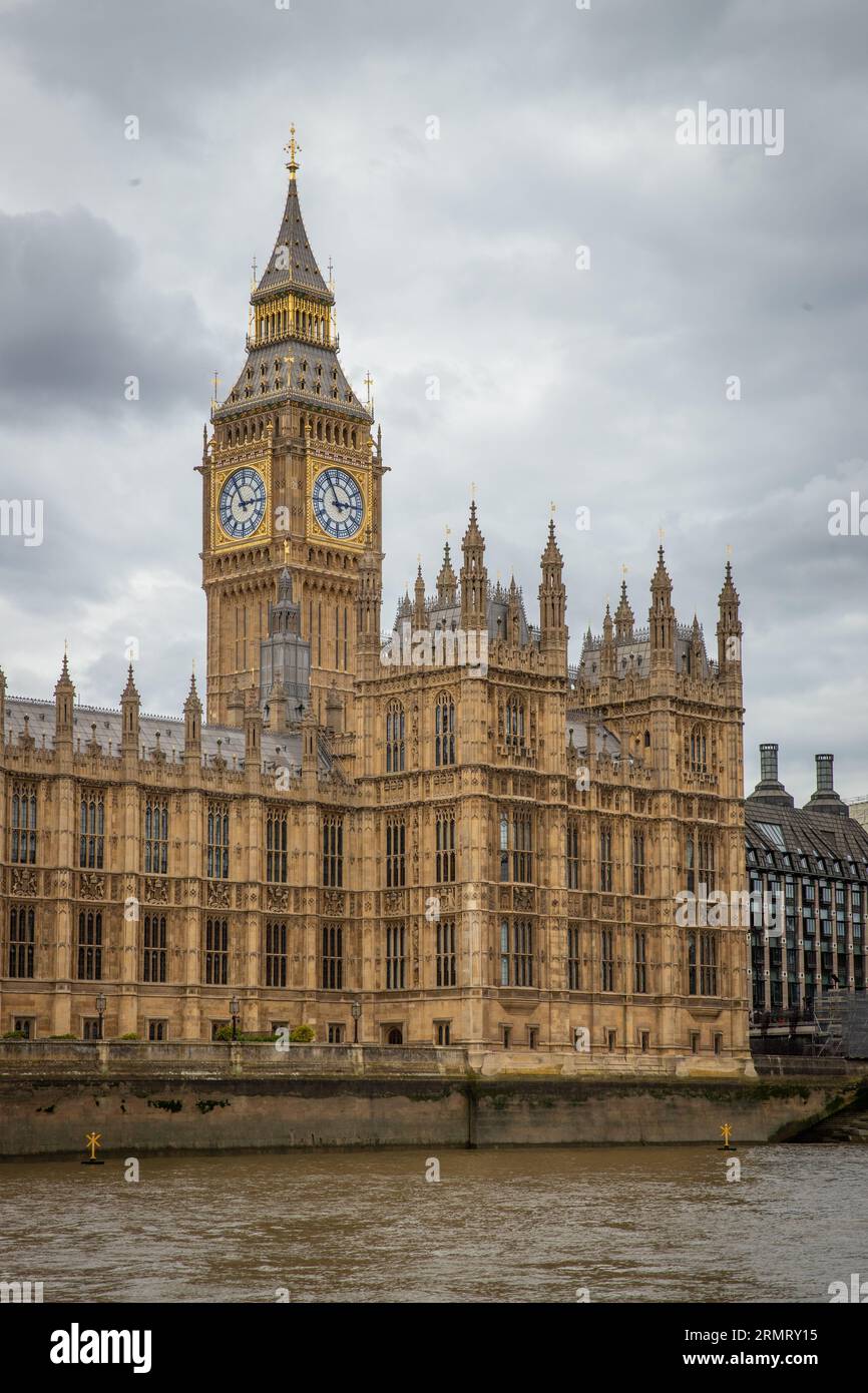 Vue sur le Palais de Westminster et la Tour Elizabeth (Big Ben) depuis la rivière avec des nuages sombres et inquiétants au-dessus Banque D'Images