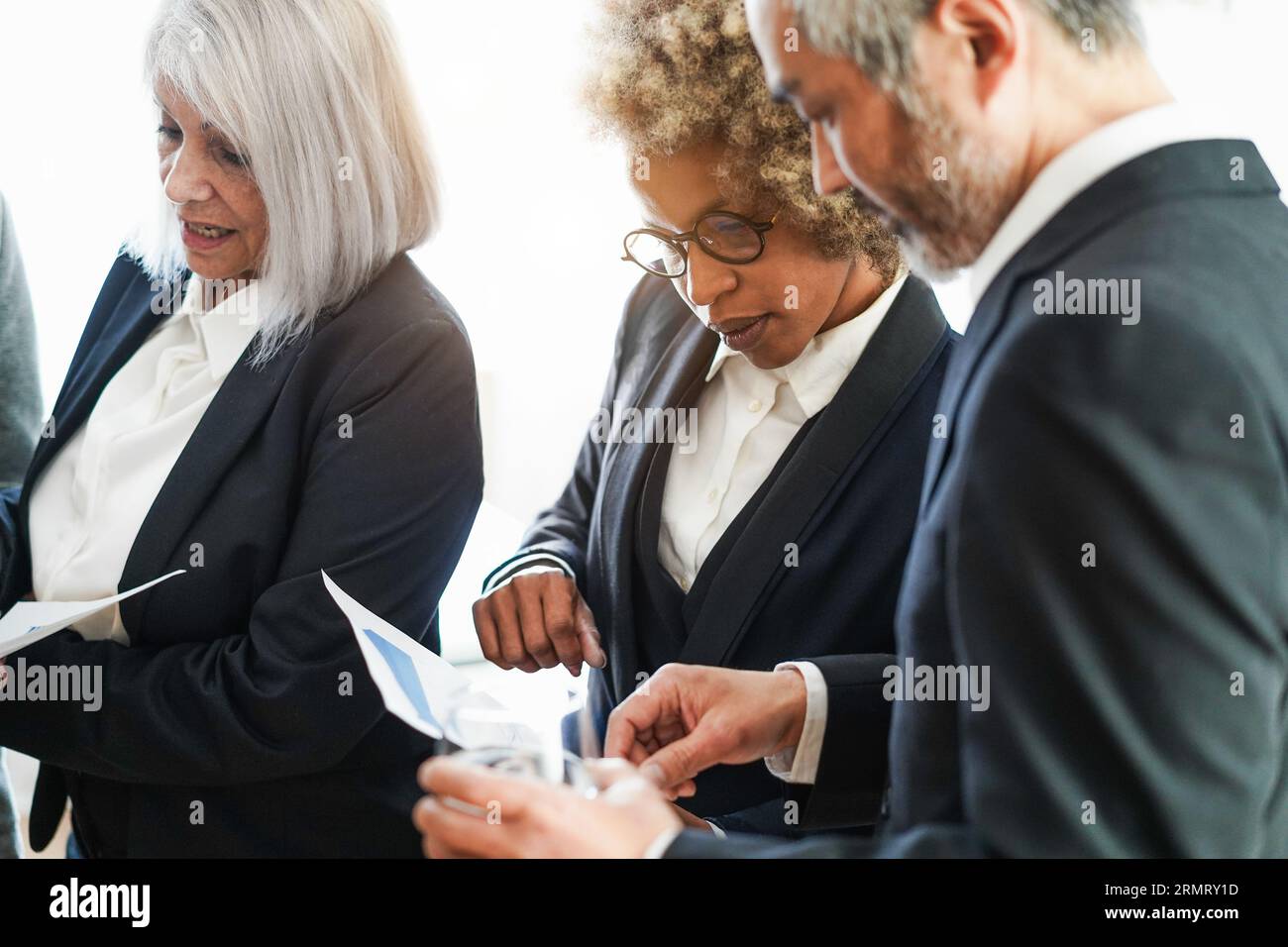 Collègues multiraciaux travaillant à l'intérieur du bureau d'affaires - travail d'équipe discutant de la stratégie de marketing sur le lieu de travail - Entrepreneur et brainstorm concep Banque D'Images