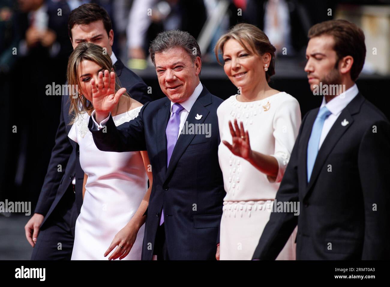 BOGOTA, le 7 août 2014 -- le président colombien Juan Manuel Santos (C) salue les gens alors qu'il se rend au Capitole national pour sa cérémonie d'assermentation à Bogota, capitale de la Colombie, le 7 août 2014. Santos a prêté serment pour un deuxième mandat jeudi. ) COLOMBIA-POLITICS-SANTOS-PRESIDENT-ASSERMENTATION-IN JhonxPaz PUBLICATIONxNOTxINxCHN Bogota août 7 2014 le président colombien Juan Manuel Santos C accueille des célébrités tout en se dirigeant vers le Capitole national pour sa cérémonie de Swearingen à Bogota capitale de la Colombie LE 7 2014 août Santos quoi dans un deuxième mandat LE jeudi Colombie POLITIQUE Santos présidera Banque D'Images