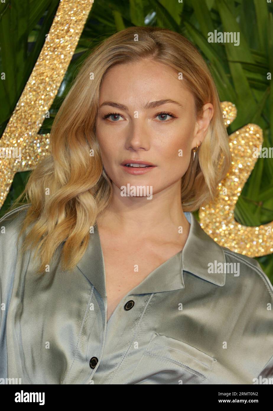 Clara Paget participe aux Fashion Awards 2017 au Royal Albert Hall de Londres. (Photo Fred Duval / SOPA Images/Sipa USA) Banque D'Images