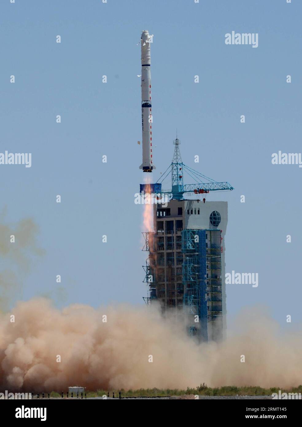 (140809) -- JIUQUAN, -- Une fusée long March-4C transportant le satellite de télédétection Yaogan XX explose depuis la rampe de lancement du centre de lancement de satellites de Jiuquan à Jiuquan, dans la province du Gansu du nord-ouest de la Chine. Le satellite sera utilisé pour mener des expériences scientifiques, effectuer des levés de terrain, surveiller le rendement des cultures et aider à prévenir et à réduire les catastrophes naturelles.) (Ry) CHINA-JIUQUAN- SATELLITE-LAUNCH (CN) YangxShiyao PUBLICATIONxNOTxINxCHN Jiuquan une fusée porteuse de longue marche 4C transportant le satellite de télédétection Yaogan XX décolle de la plate-forme de lancement DU satellite Jiuquan Lau Banque D'Images