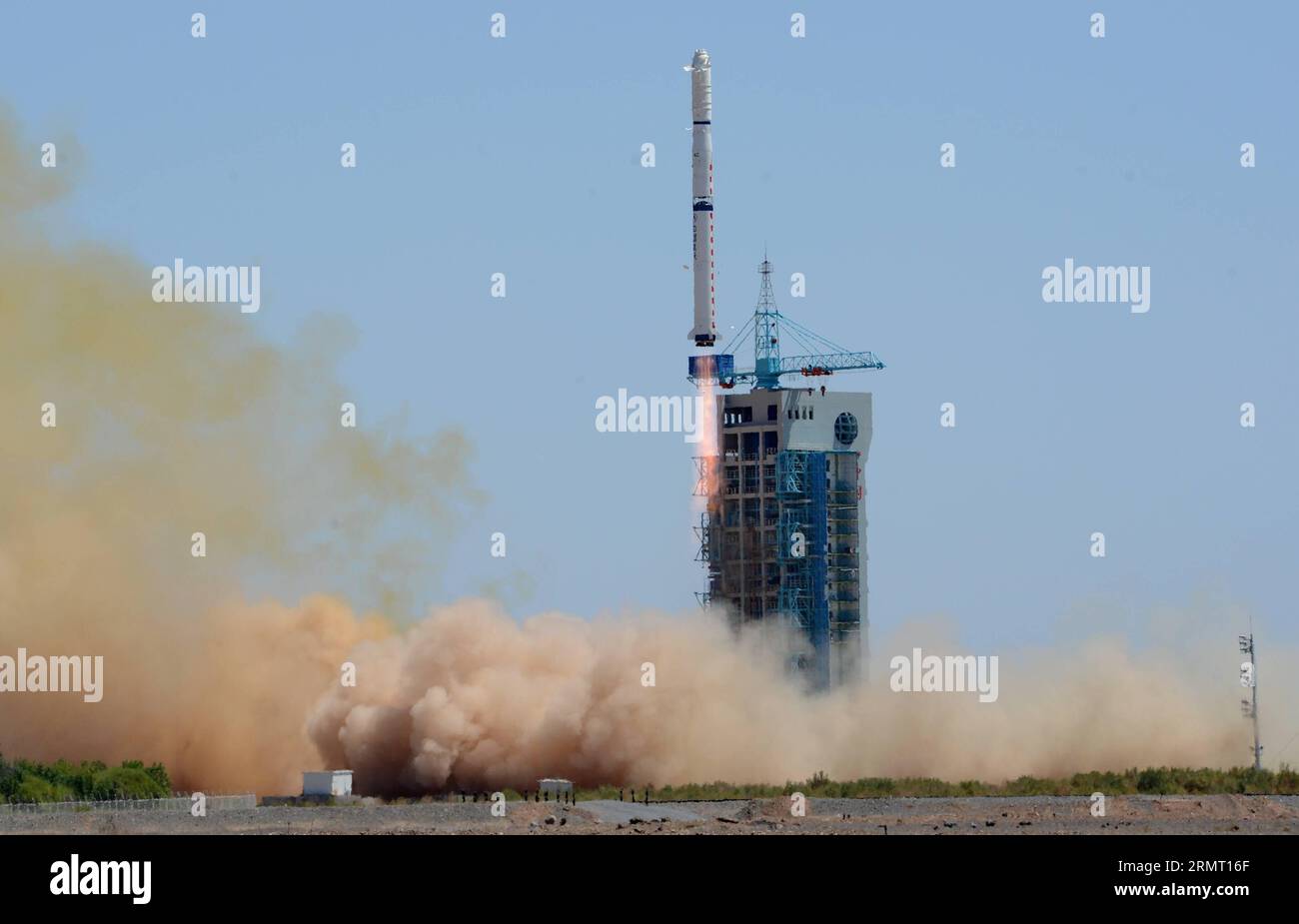 (140809) -- JIUQUAN, -- Une fusée long March-4C transportant le satellite de télédétection Yaogan XX explose depuis la rampe de lancement du centre de lancement de satellites de Jiuquan à Jiuquan, dans la province du Gansu du nord-ouest de la Chine. Le satellite sera utilisé pour mener des expériences scientifiques, effectuer des levés de terrain, surveiller le rendement des cultures et aider à prévenir et à réduire les catastrophes naturelles.) (Ry) CHINA-JIUQUAN- SATELLITE-LAUNCH (CN) YangxShiyao PUBLICATIONxNOTxINxCHN Jiuquan une fusée porteuse de longue marche 4C transportant le satellite de télédétection Yaogan XX décolle de la plate-forme de lancement DU satellite Jiuquan Lau Banque D'Images