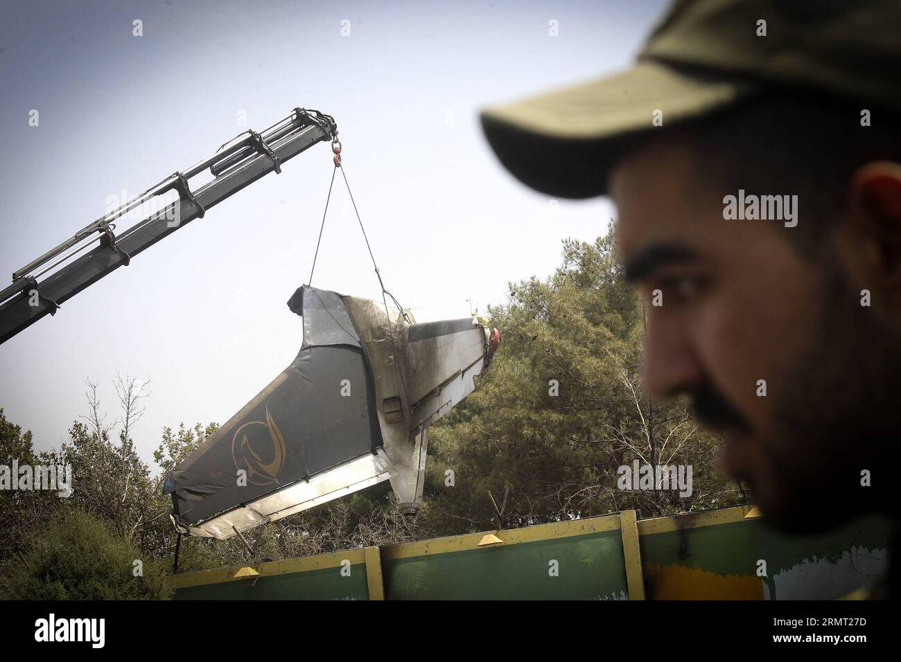 (140810) -- TÉHÉRAN, 10 août 2014 -- l'épave d'un avion qui s'est écrasé près de Téhéran est récupérée par des sauveteurs le 10 août 2014. Un avion de passagers s est écrasé à la périphérie de Téhéran, la capitale de l Iran, dimanche matin, tuant les 48 personnes à bord, a rapporté IRINN TV. Ahmad) IRAN-TÉHÉRAN-AVION CARSH AhmadxHalabisaz PUBLICATIONxNOTxINxCHN TÉHÉRAN août 10 2014 l'épave d'un avion qui s'est écrasé près de TÉHÉRAN EST ramassée par Rescue LE 10 2014 août un avion passager s'est écrasé À la périphérie de la capitale iranienne TÉHÉRAN dimanche matin tuant toutes les 48 célébrités SUR Board State TV reporte Banque D'Images