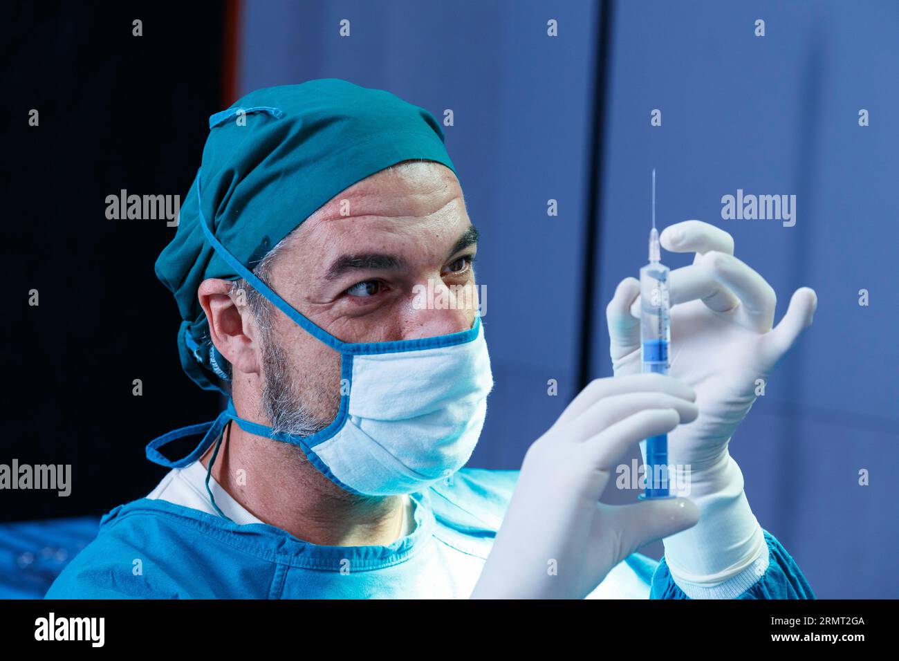 médecin professionnel tenant un médicament anesthésique général ou une seringue à aiguille antivirale pour le vaccin avant la chirurgie dans la salle d'opération à t Banque D'Images