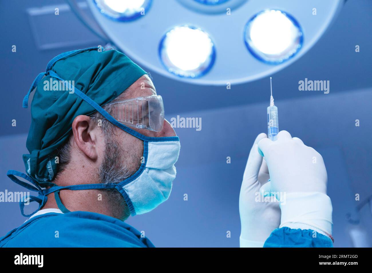 médecin professionnel tenant un médicament anesthésique général ou une seringue à aiguille antivirale pour le vaccin avant la chirurgie dans la salle d'opération à t Banque D'Images