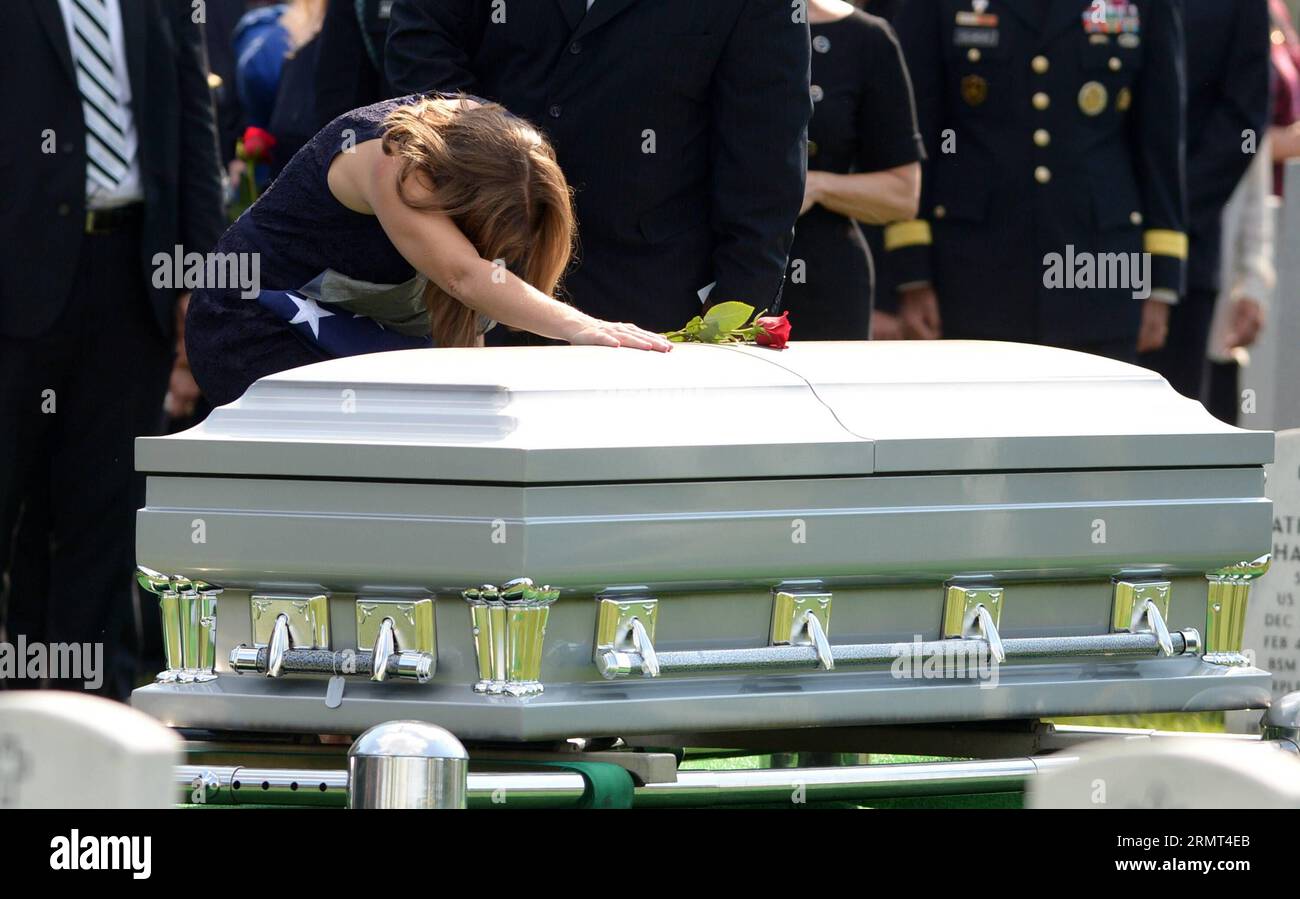 WASHINGTON, le 14 août 2014 - Susan Myers pleure sur le cercueil de son mari, le major général Harold Greene, lors d'un service funéraire à la section 60 du cimetière national d'Arlington, à l'extérieur de Washington D.C., aux États-Unis, le 14 août 2014. Greene a été tué par un homme armé en uniforme de l’armée afghane le 5 août. Il était le plus haut responsable militaire américain tué au combat à l'étranger depuis la guerre du Vietnam.) États-Unis-WASHINGTON-MAJOR GÉNÉRAL-TUÉ EN AFGHANISTAN-FUNÉRAILLES YinxBogu PUBLICATIONxNOTxINxCHN Washington août 14 2014 Susan Myers pleure SUR le cercueil de son mari US Army Maj Gen Harold Greene du Banque D'Images