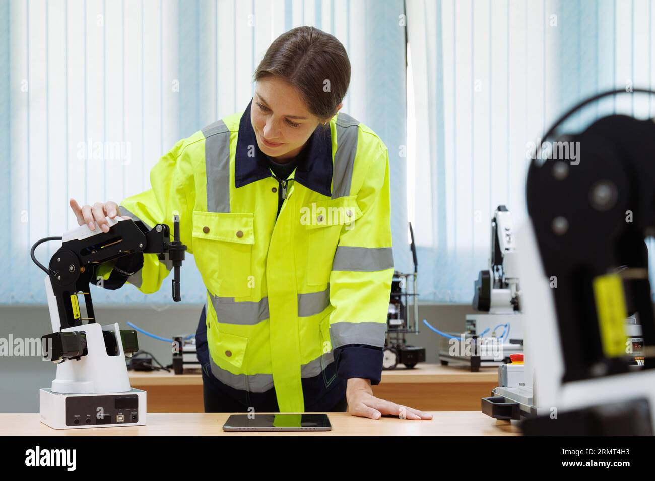 les étudiants en ingénierie de machine d'automatisation étudient et inspecent le kit de formation de robot de commande dans l'académie de robotique à l'université ou à l'atelier d'usine. AI Banque D'Images