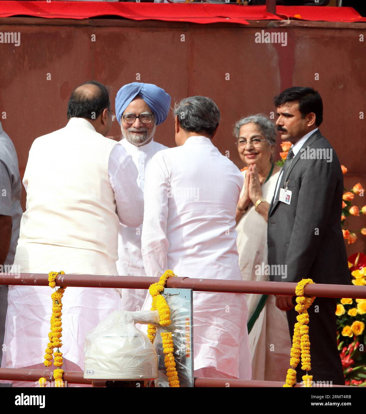 (140815) -- NEW DELHI, 15 août 2014 -- ancien premier ministre indien Manmohan Singh (2e L) et son épouse Gursharan Kaur échangent leurs salutations avec le ministre indien de la Défense Arun Jaitley (à gauche) après avoir entendu le discours du nouveau Premier ministre indien Narendra Modi (invisible) prononcé depuis le fort Rouge le 68e jour de l’indépendance indienne, à New Delhi, en Inde, le 15 août 2014. L'Inde commémore vendredi son indépendance en 1947 de la domination coloniale britannique. ) INDE-NEW DELHI-INDEPENDANCE DAY-SINGH ParthaxSarkar PUBLICATIONxNOTxINxCHN New Delhi août 15 2014 ancien Premier ministre indien Manmohan Singh 2nd l and Banque D'Images