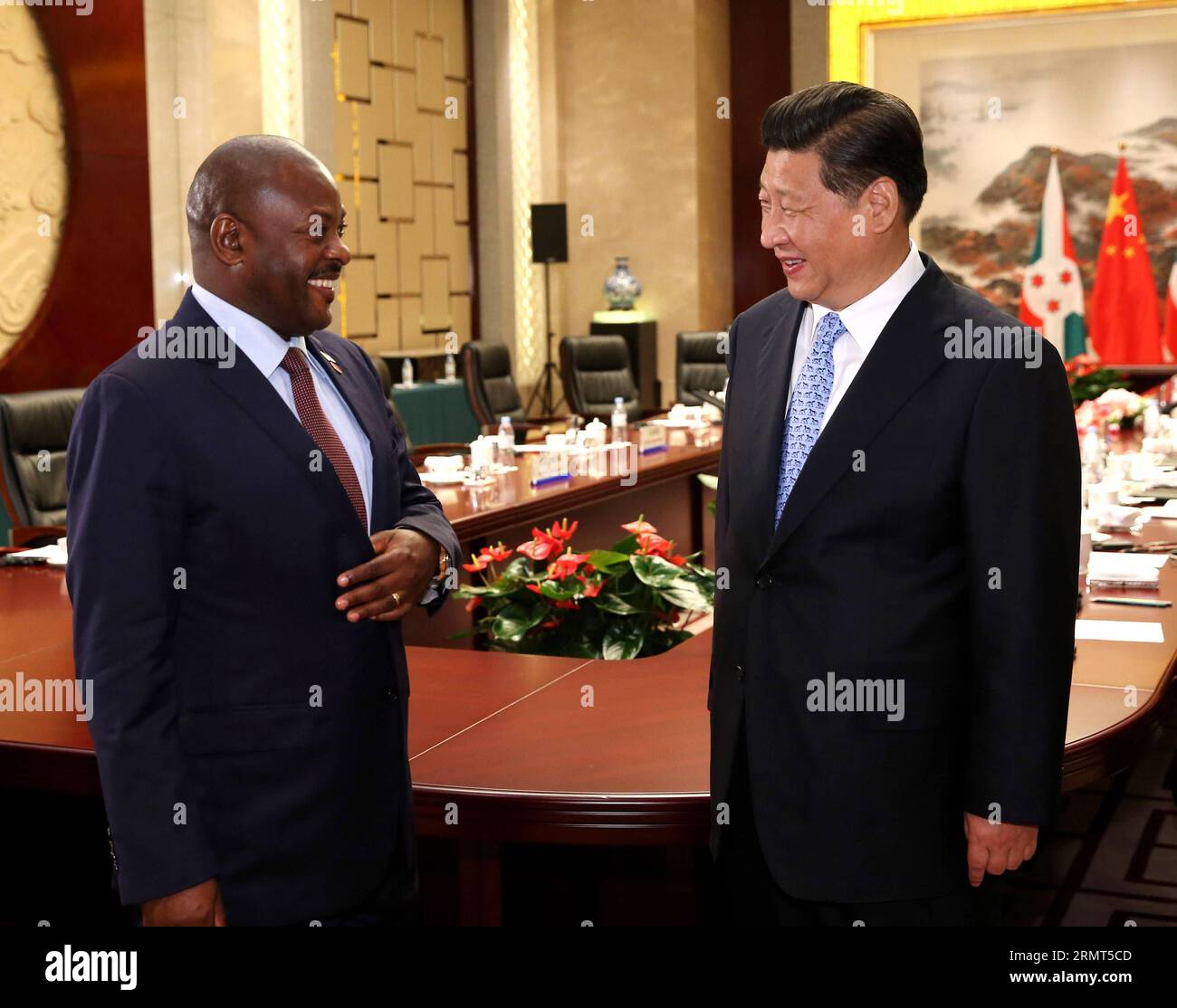 (140816) -- NANJING, le 16 août 2014 -- le président chinois Xi Jinping (R) rencontre le président du Burundi Pierre Nkurunziza à Nanjing, capitale de la province du Jiangsu de l'est de la Chine, le 16 août 2014.) (zkr) YOG-CHINA-XI JINPING-BURUNDI-PIERRE NKURUNZIZA-MEETING(CN) PangxXinglei PUBLICATIONxNOTxINxCHN Nanjing août 16 2014 le président chinois Xi Jinping r rencontre le président du Burundi Pierre Nkurunziza à Nanjing capitale de la Chine orientale S Jiangsu province août 16 2014 CCR YOG Chine Xi Jinping Burundi Réunion CN PangxIONXICN BLINXINXICN Banque D'Images