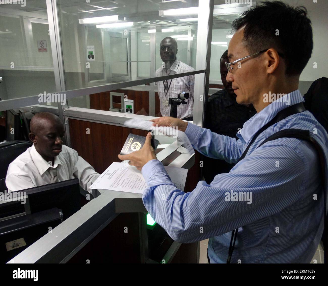 SHA Xinping (à droite), un expert médical chinois, subit les procédures à son arrivée à l'aéroport international de Lungi à Freetown, capitale de la Sierra Leone, le 17 août 2014. Trois experts médicaux de la province du Hunan du centre de la Chine sont arrivés dimanche en Sierra Leone, touchée par Ebola. La Chine a envoyé des équipes d'experts et des fournitures médicales en Guinée, au Libéria et en Sierra Leone pour aider à la prévention et au contrôle du virus Ebola. SIERRA LEONE-FREETOWN-EXPERT MÉDICAL CHINOIS-ARRIVÉE MengxChenguang PUBLICATIONxNOTxINxCHN Sha Xinping r un expert médical chinois passer par les procédures À son arrivée À Banque D'Images