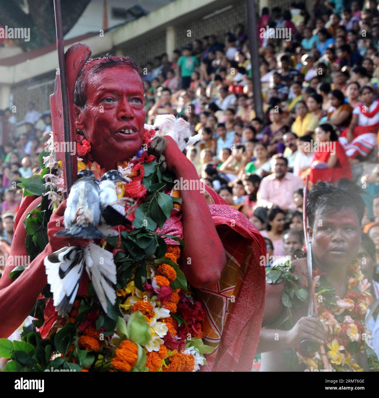 Des prêtres hindous enduits de sang sacrificiel accomplissent des rituels pendant le festival Deodhani au temple hindou Kamakhya à Gauhati, en Inde, le 18 août 2014. Le festival Deodhani est organisé pour adorer la déesse serpent Kamakhya.) INDIA-GAUHATI-FESTIVAL Stringer PUBLICATIONxNOTxINxCHN les prêtres hindous enduits de sang sacrificiel exécutent le rituel pendant le Festival AU Temple hindou Kamakhya à Gauhati Inde août 18 2014 le Festival EST héros pour vénérer la déesse serpent Kamakhya Inde Gauhati Festival Stringer PUBLICATIONxNOTxINxCHN Banque D'Images