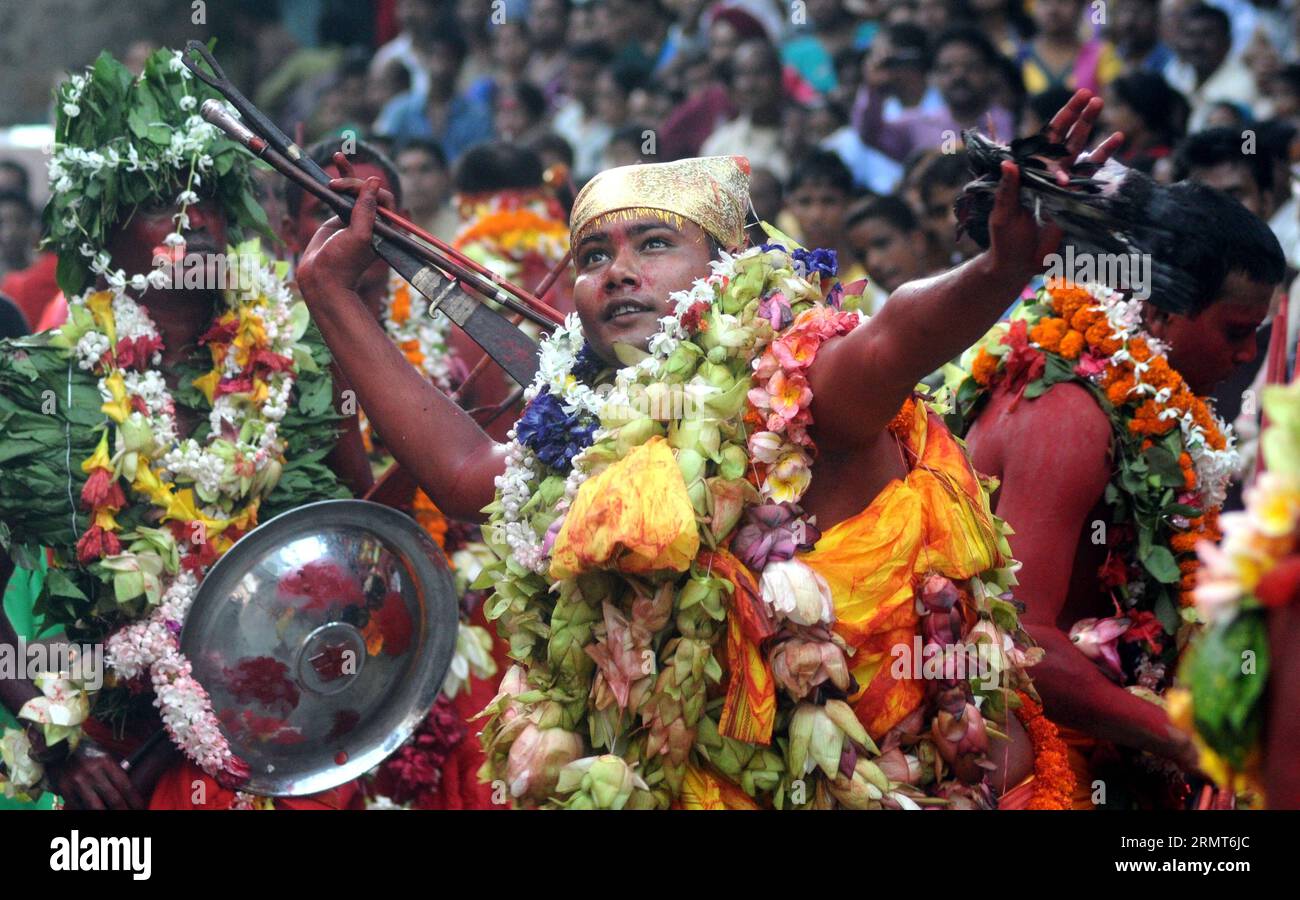 Des prêtres hindous enduits de sang sacrificiel accomplissent des rituels pendant le festival Deodhani au temple hindou Kamakhya à Gauhati, en Inde, le 18 août 2014. Le festival Deodhani est organisé pour adorer la déesse serpent Kamakhya.) INDIA-GAUHATI-FESTIVAL Stringer PUBLICATIONxNOTxINxCHN les prêtres hindous enduits de sang sacrificiel exécutent le rituel pendant le Festival AU Temple hindou Kamakhya à Gauhati Inde août 18 2014 le Festival EST héros pour vénérer la déesse serpent Kamakhya Inde Gauhati Festival Stringer PUBLICATIONxNOTxINxCHN Banque D'Images