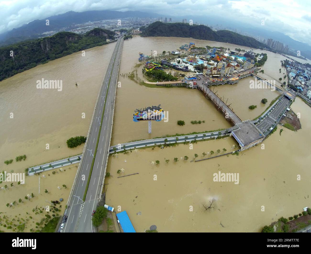 Une photo aérienne prise le 20 août 2014 montre la montée du niveau de l'eau dans la rivière Oujiang dans la ville de Lishui, dans la province du Zhejiang de l'est de la Chine. Plus de 20 000 000 personnes ont été évacuées lorsque les inondations déclenchées par la pluie ont frappé la ville. ) (Ry) CHINA-ZHEJIANG-LISHUI-FLOOD (CN) LiangxZhen PUBLICATIONxNOTxINxCHN la photo aérienne prise LE 20 2014 août montre la montée du niveau d'eau dans la rivière dans la ville de Lishui est Chine S Zhejiang province de Zhejiang plus de 20 000 célébrités ont été évacuées alors que la pluie a déclenché l'inondation Ry Chine Zhejiang Lishui CN PUBLICATIONxNOTxINxCHN Banque D'Images