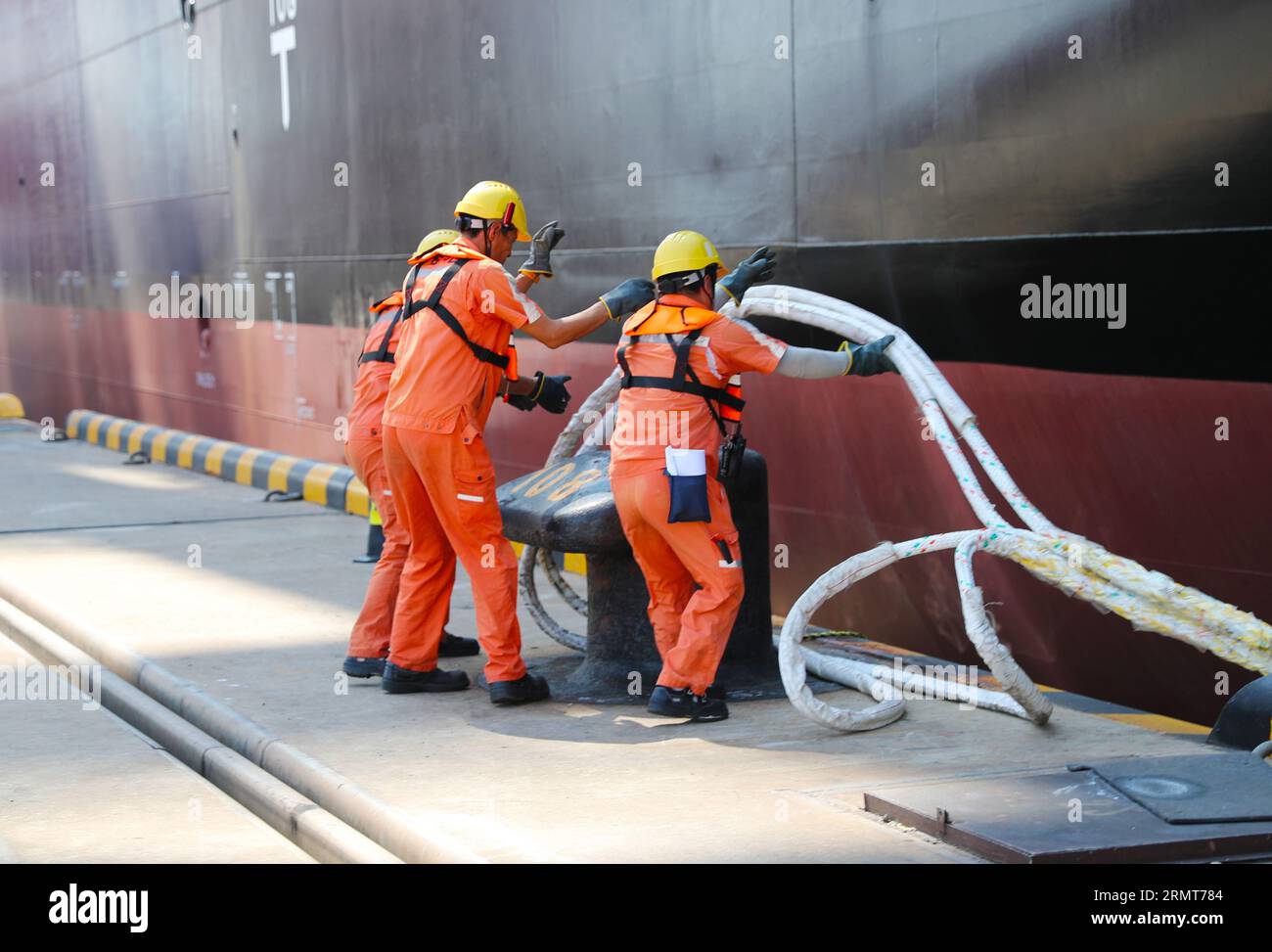 QINGDAO, CHINE - 30 AOÛT 2023 - les travailleurs décrochent le câble de Sinolines à Qingdao, province du Shandong, Chine, 30 août 2023. Depuis le début de TH Banque D'Images