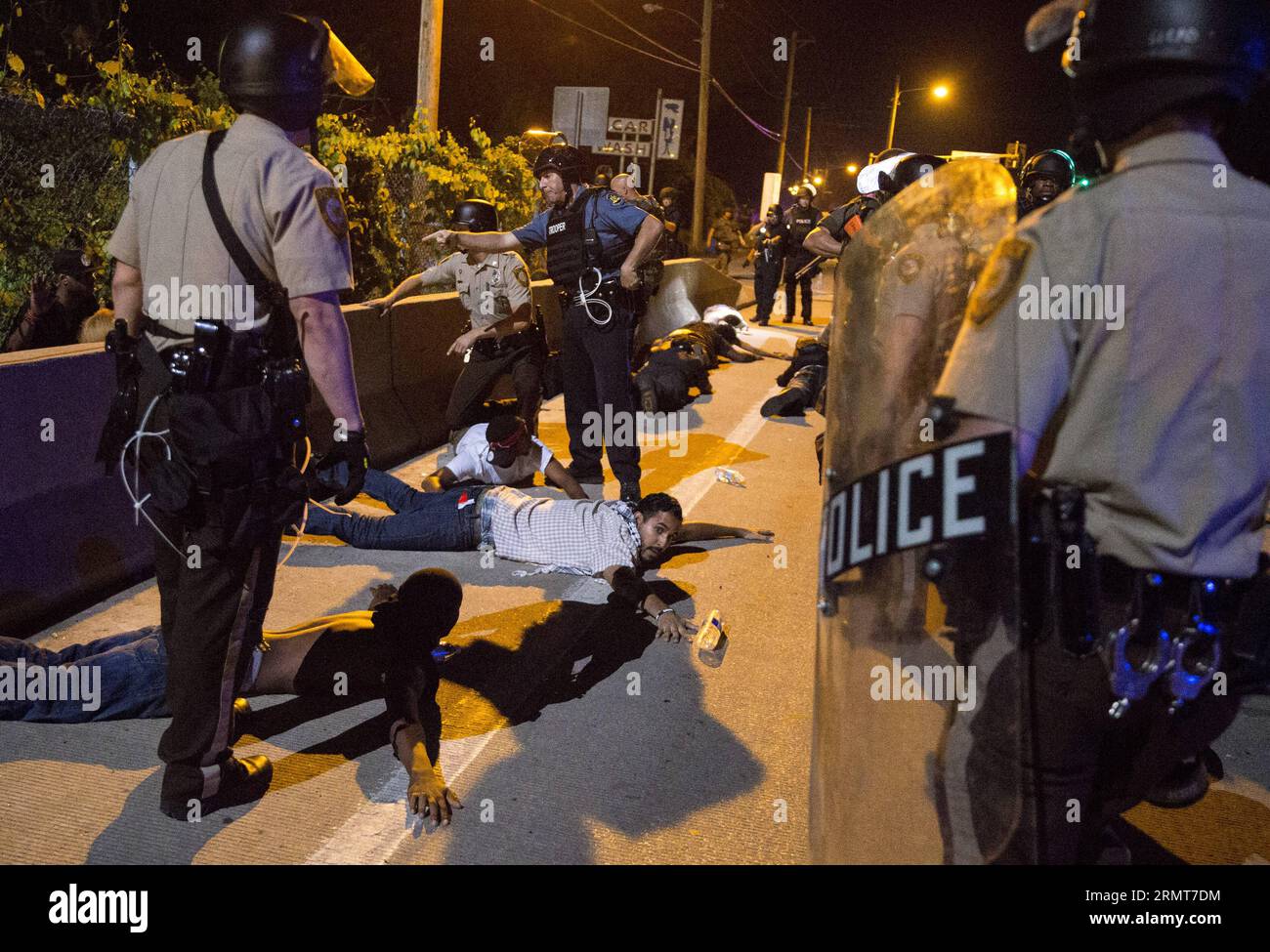 Des policiers arrêtent des manifestants lors d’une manifestation contre le meurtre par la police de Michael Brown, 18 ans, et d’un autre homme noir de 23 ans à Ferguson, Missouri, États-Unis, le 19 août 2014. Un homme de 23 ans a été tué par balle après avoir brandi un couteau sur des policiers dans le nord de St. Louis mardi, les autorités locales ont dit. ) (Dzl) US-MISSOURI-FERGUSON-PROTEST-CLASH TingxShen PUBLICATIONxNOTxINxCHN des policiers arrêtent un manifestant lors d'une manifestation contre le meurtre par la police de Michael Brown, âgé de 18 ans, et d'un autre Noir de 23 ans à Ferguson Missouri aux États-Unis O Banque D'Images