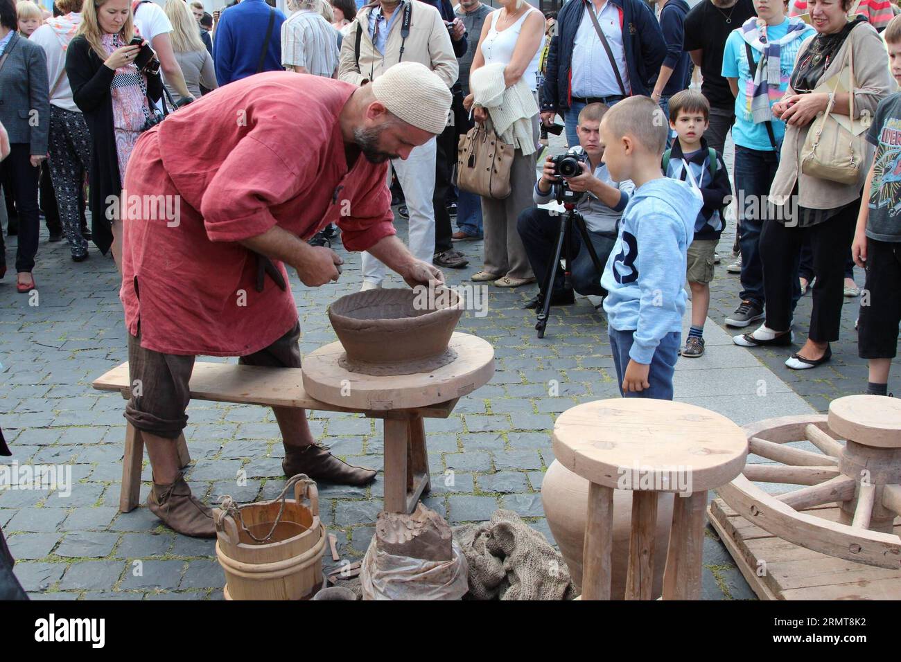 (140822) -- VILNIUS, 22 août 2014 -- Un artisan fabrique de la poterie à la foire Bartholomew à Vilnius, Lituanie, le 22 août 2014. La foire de deux jours a débuté ici vendredi, apportant de la ferronnerie, des articles en bois, des tissus, des œuvres en céramique faites par des artisans locaux aux visiteurs. La Foire de Bartholomew a lieu régulièrement en Lituanie depuis 2009, en commémoration de Saint Bartholomew s Day, ainsi que l'exposition de l'artisanat traditionnel lituanien. ) LITUANIE-VILNIUS-LEISURE-BATHOLOMEW FAIR MildaxJukneviciute PUBLICATIONxNOTxINxCHN Vilnius août 22 2014 un artisan fabrique de la poterie SUR la Foire Bartholomew en V. Banque D'Images