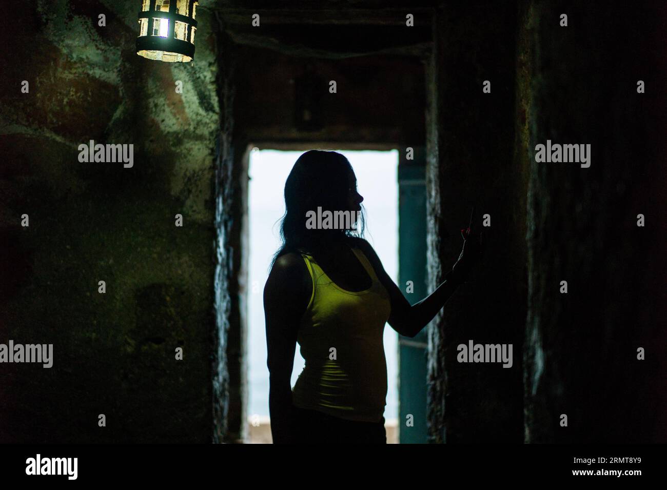 Les touristes visitent la porte du non-retour dans la Maison des esclaves sur l’île de Gorée, à trois kilomètres à l’est de Dakar, capitale du Sénégal, le 22 août 2014. L'île de Gorée, connue pour son histoire de commerce des esclaves dans l'Atlantique, est l'une des destinations les plus populaires pour les touristes au Sénégal. SÉNÉGAL-DAKAR-GOREE ISLAND-VIE QUOTIDIENNE LixJing PUBLICATIONxNOTxINxCHN touristes visitez la porte du non-retour dans la Maison des esclaves SUR Goree Islande trois kilomètres à l'est de Dakar capitale du Sénégal août 22 2014 Goree Islande renommée pour son histoire de la traite des esclaves Atlantique EST l'une des destinations les plus populaires pour les touristes se Banque D'Images