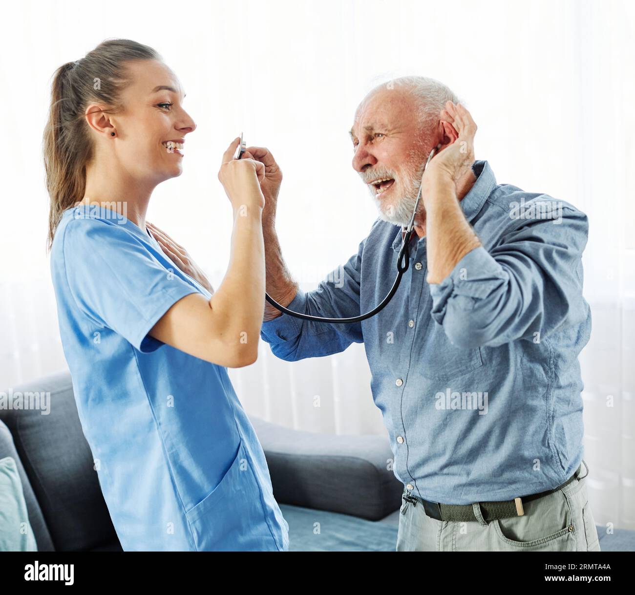 infirmière médecin soignant senior soignant aider à vérifier l'examen amusant humour drôle maison de retraite stéthoscope infirmière homme âgé femme soutien de santé Banque D'Images