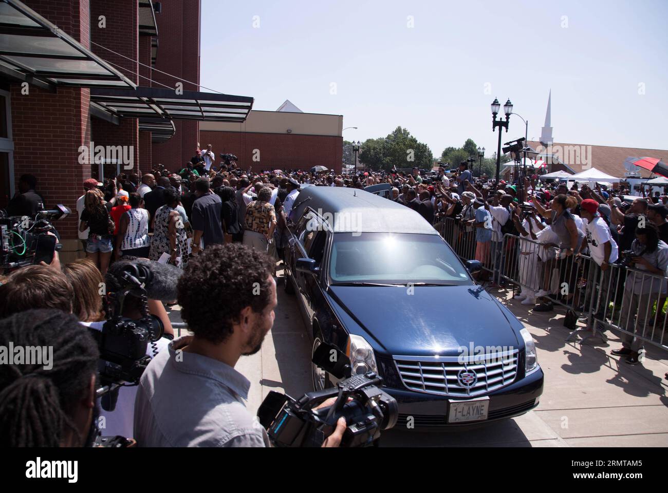 140825 -- FERGUSON, le 25 août 2014 -- des gens assistent aux funérailles de Michael Brown, 18 ans, à Ferguson, St. Louis, Missouri, États-Unis, le 25 août 2014. Les funérailles de Michael Brown abattu par la police à Ferguson dans l'État américain du Missouri ont eu lieu dans une église baptiste ici lundi. US-FERGUSON-MICHAEL BROWN-FUNARAL DanexIwata PUBLICATIONxNOTxINxCHN Banque D'Images