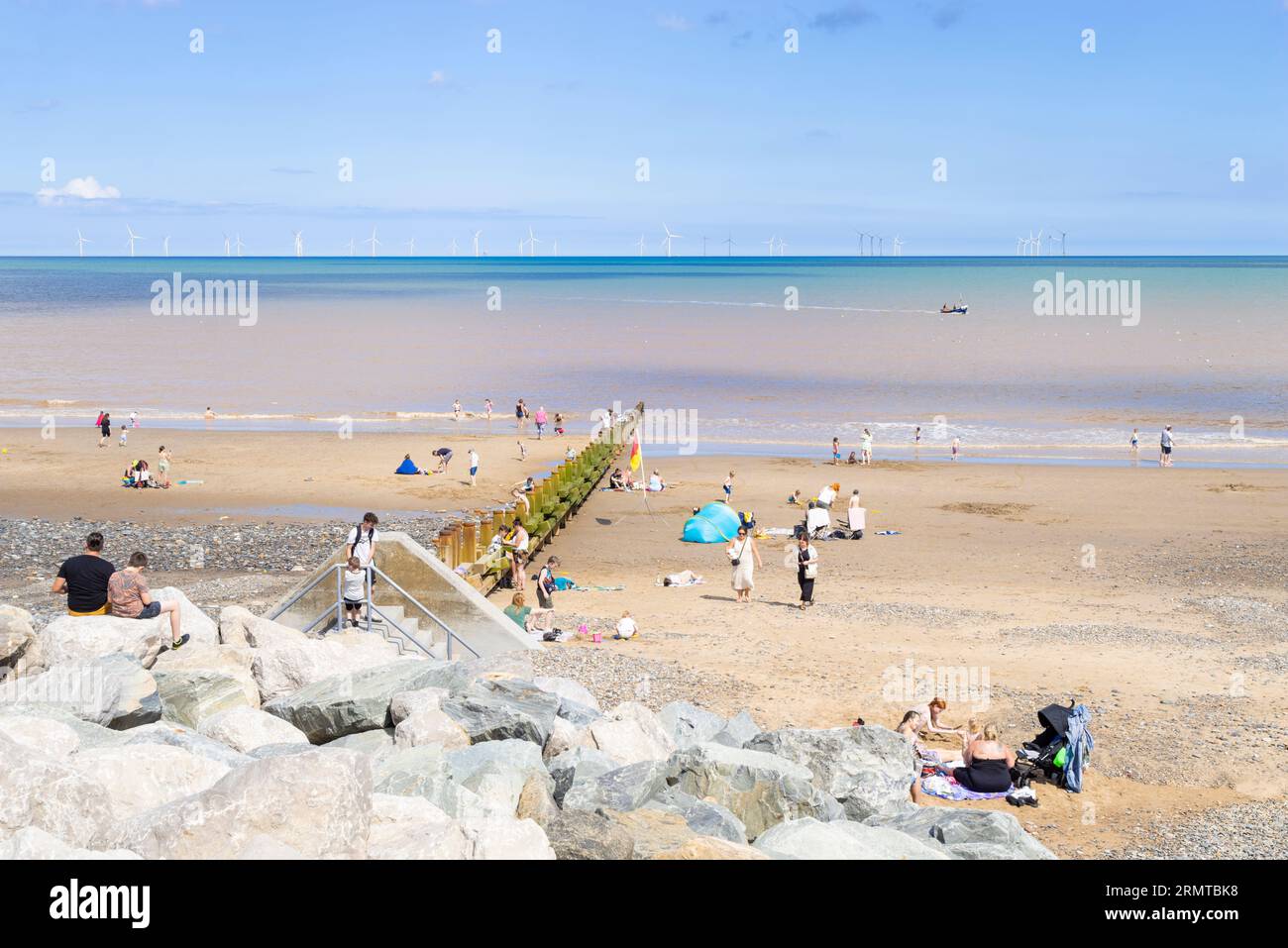 Withernsea Beach une grande plage de sable avec des vacanciers profitant de l'été Withernsea East Riding of Yorkshire Angleterre UK GB Europe Banque D'Images