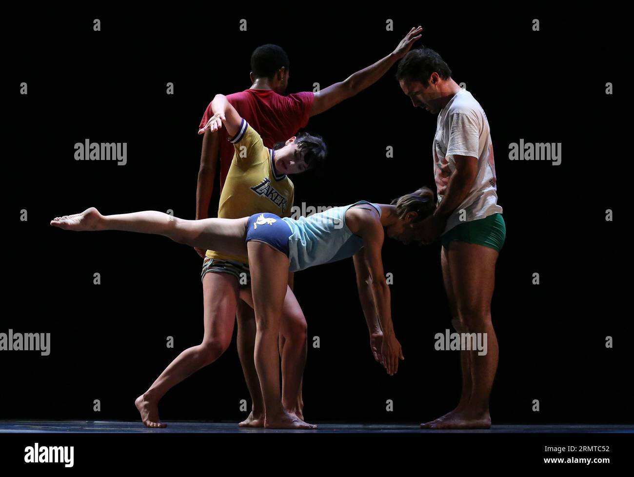 Les danseurs du Ballet Preljocaj exécutent des mouvements vides lors de la cérémonie d'ouverture de la Foire internationale de danse de Dusseldorf au Capitol Theater de Dusseldorf, en Allemagne, le 27 août 2014. ) ALLEMAGNE-DUSSELDORF-OUVERTURE DE LA FOIRE INTERNATIONALE DE DANSE LuoxHuanhuan PUBLICATIONxNOTxINxCHN les danseurs du Ballet Preljocaj exécutent des mouvements vides lors de la cérémonie d'ouverture de la foire internationale de danse Dusseldorf AU Théâtre Capitol de Dusseldorf Allemagne LE 27 2014 août Allemagne Foire internationale de danse Dusseldorf ouverture LuoxHuanhuan PUBLICATIONxNOTxINxCHN Banque D'Images