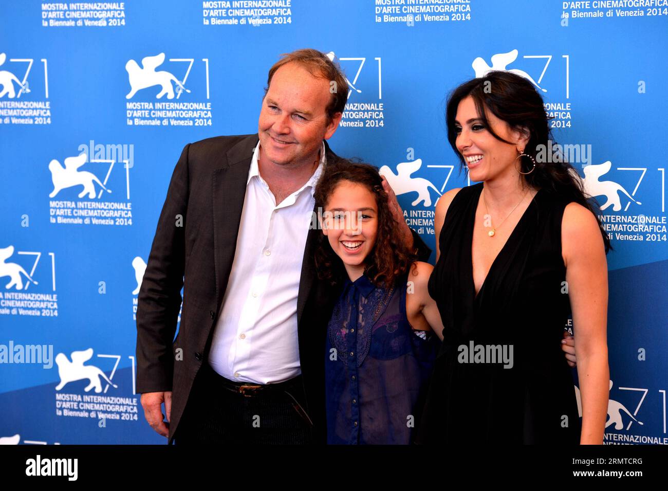 (140828) -- VENISE, 28 août 2014 -- l'actrice Nadine Labaki (à droite) et le réalisateur Xavier Beauvois (à gauche) posent pendant le photocall du film sélectionné pour la compétition principale la Rancon de la gloire lors du 71e Festival du film de Venise, au Lido de Venise, Italie, le 28 août 2014.) ITALY-VENICE-FILM FESTIVAL- LA RANCON DE LA GLOIRE -PHOTOCALL XuxNizhi PUBLICATIONxNOTxINxCHN Venise août 28 2014 l'actrice Nadine Labaki r et le réalisateur Xavier Beauvois posent lors de l'appel photo pour le film sélectionné pour la compétition principale la de la gloire lors du 71e Festival du film de Venise au Lido de Venise Italie LE 28 2 août Banque D'Images