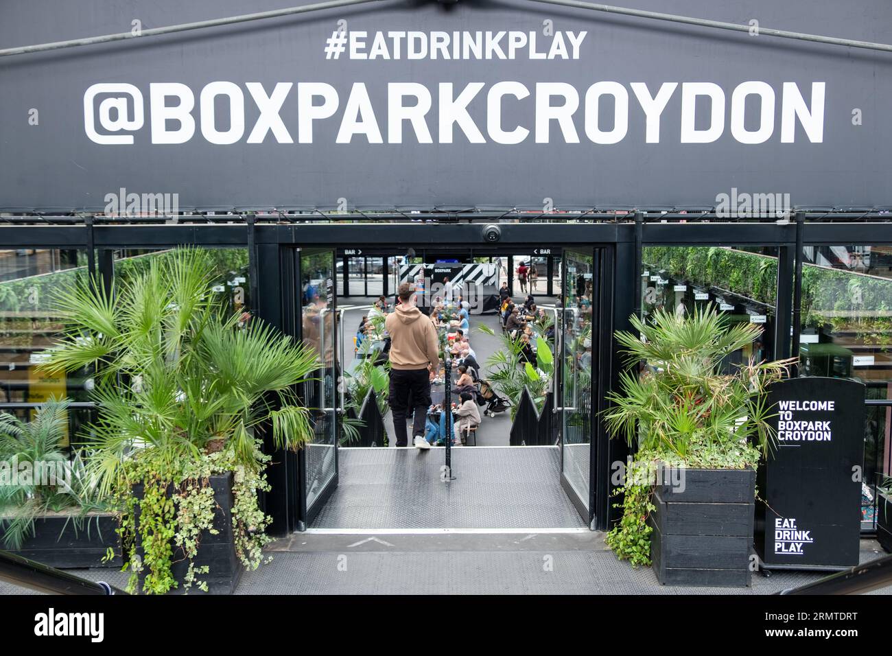 CROYDON, LONDRES- 29 AOÛT 2023 : BoxPark Croydon- concept innovant de vente au détail et de restauration utilisant des conteneurs d'expédition pour accueillir divers magasins et restaurants Banque D'Images