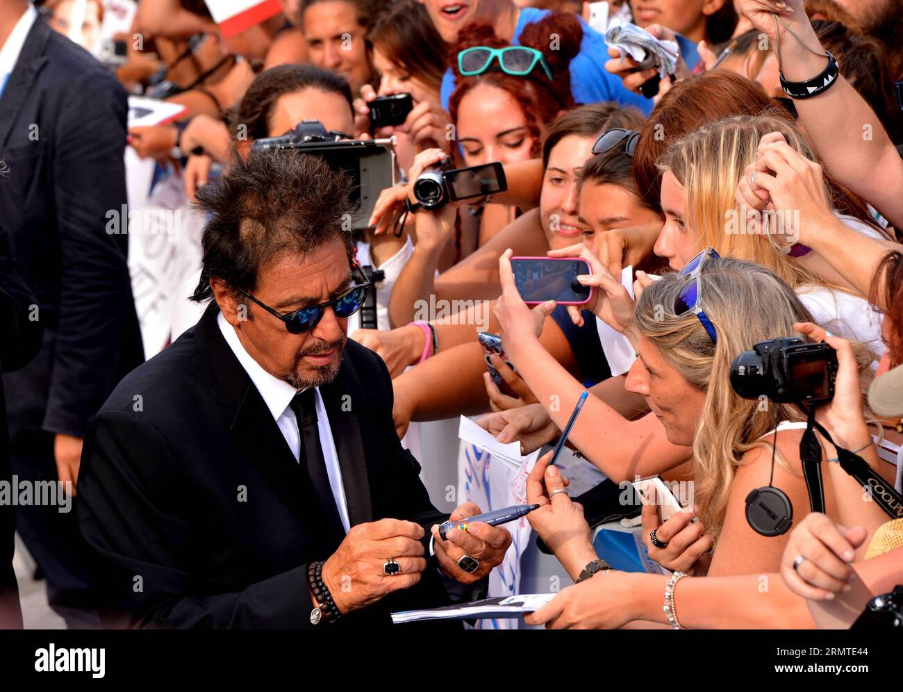 140830 -- VENISE, 30 août 2014 -- l'acteur Al Pacino de Manglehorn signe pour les fans lors du 71e Festival du film de Venise au Lido de Venise, Italie, le 30 août 2014. ITALIE-VENISE-FILM FESTIVAL-MANGLEHORN XuxNizhi PUBLICATIONxNOTxINxCHN Banque D'Images