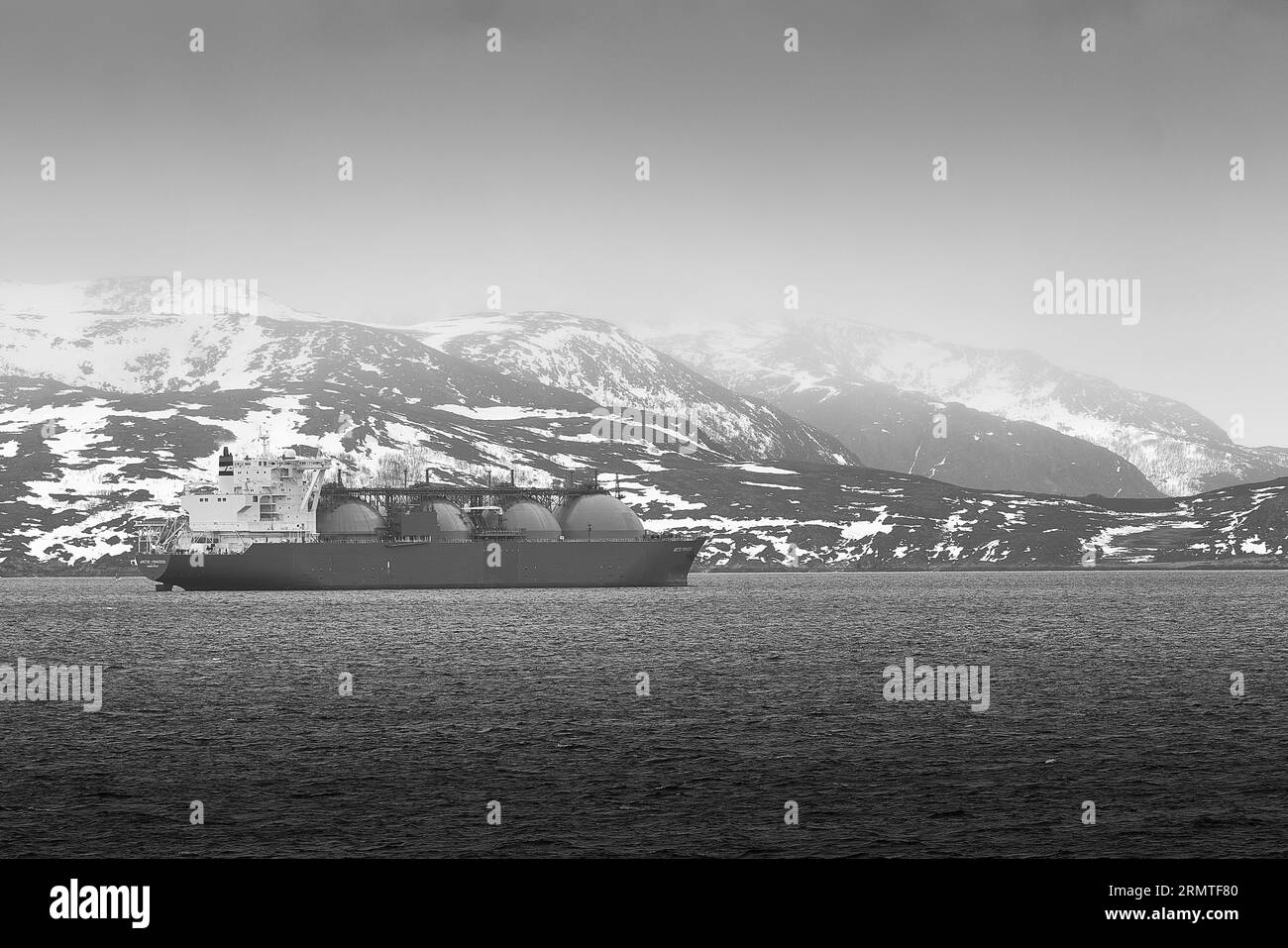 Photo en noir et blanc du 288m de citerne de gaz naturel liquéfié, citerne de GNL, ARCTIC PRINCESS ancré au large de Hammerfest, dans le nord arctique de la Norvège Banque D'Images