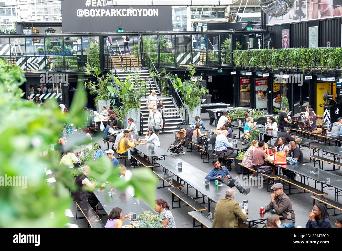 CROYDON, LONDRES- 29 AOÛT 2023 : BoxPark Croydon- concept innovant de vente au détail et de restauration utilisant des conteneurs d'expédition pour accueillir divers magasins et restaurants Banque D'Images