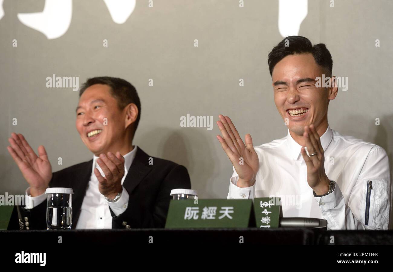 (140902) -- TAIPEI, 2 septembre 2014 -- le réalisateur Doze Niu Chen-Zer (à gauche) et l'acteur Ethan Juan réagissent lors d'une conférence de presse du film Paradise in Service à Taipei, dans le sud-est de la Chine de Taiwan, le 2 septembre 2014. Cette année, le Festival International du film de Busan a placé le réalisateur Doze Niu s Paradise in Service comme film d'ouverture. CHINA-TAIPEI-FILM- PARADISE IN SERVICE -DOZE Niu-BUSAN FILM FESTIVAL(CN) WangxQingqin PUBLICATIONxNOTxINxCHN Taipei sept 2 2014 réalisateur Doze Niu Chen Zer l et acteur éthane Juan réagissent lors d'une conférence de presse du film Paradise in Service à Taipei Sud-est de la Chine S TAIW Banque D'Images